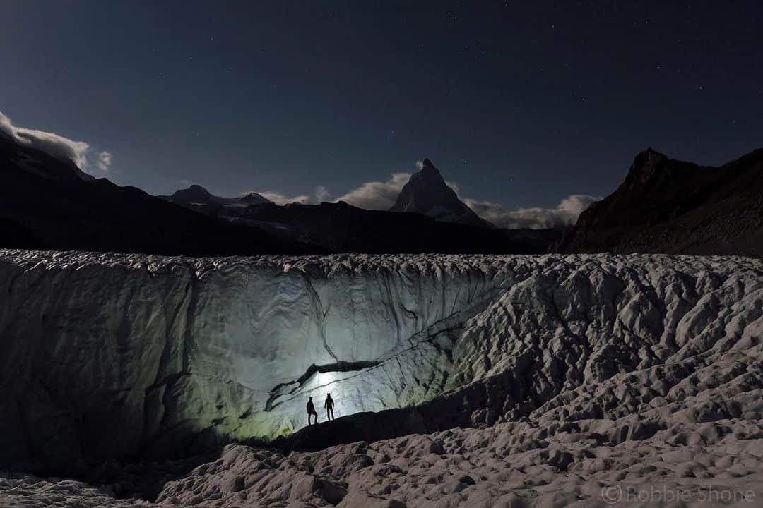 thephotosocietyさんのインスタグラム写真 - (thephotosocietyInstagram)「Photo by @shonephoto (Robbie Shone) // In the middle of the night, when temperatures drop below freezing and there is no meltwater to worry about, these moulins and glacier caves are safe to enter. Here, two explorers scour the surface in search of holes. Holes that could lead them down through the ice. @NatGeoImageCollection」12月3日 9時31分 - thephotosociety