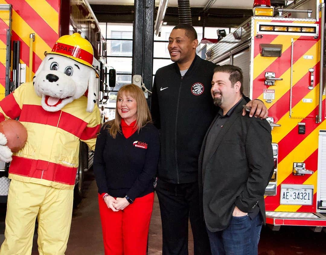 トロント・ラプターズさんのインスタグラム写真 - (トロント・ラプターズInstagram)「Teaming up with @torontofireservices to help educate Toronto on fire safety this holiday season.」12月3日 9時35分 - raptors