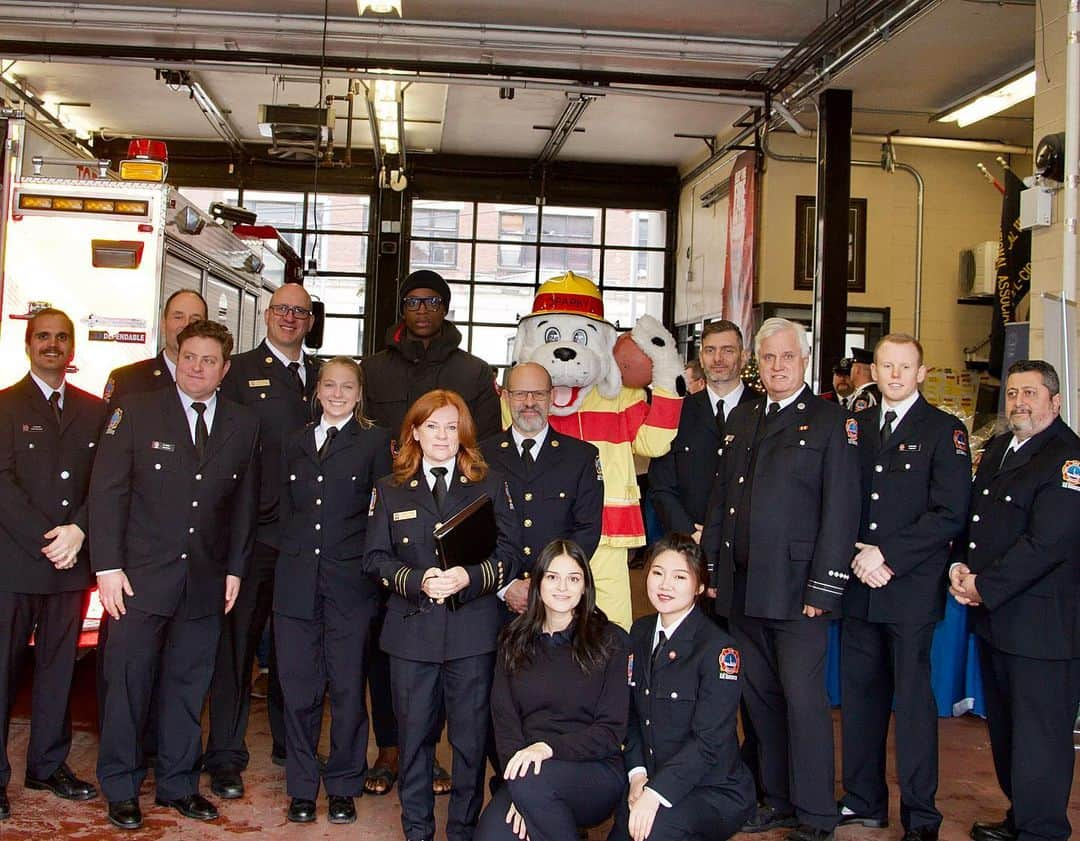 トロント・ラプターズさんのインスタグラム写真 - (トロント・ラプターズInstagram)「Teaming up with @torontofireservices to help educate Toronto on fire safety this holiday season.」12月3日 9時35分 - raptors