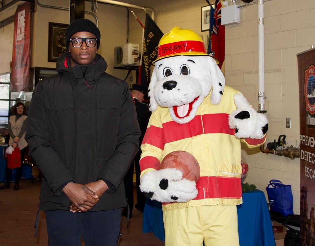 トロント・ラプターズさんのインスタグラム写真 - (トロント・ラプターズInstagram)「Teaming up with @torontofireservices to help educate Toronto on fire safety this holiday season.」12月3日 9時35分 - raptors