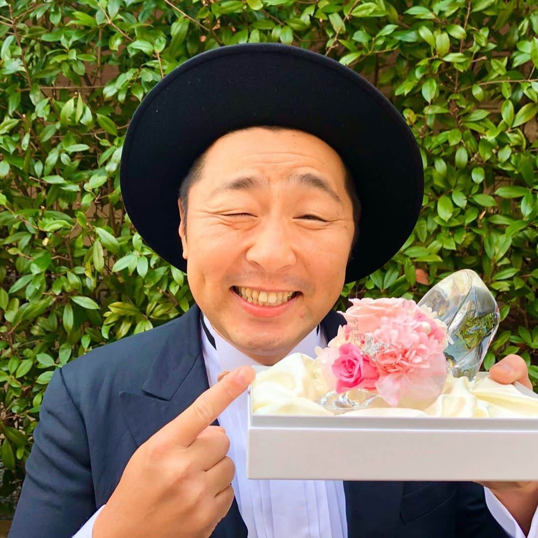 のインスタグラム：「‪ご報告‬。 ‪この度、‬ ‪どりあんず平井俊輔は12月3日(火)に一般女性の方と入籍致しました。‬ ‪本日12月3日、‬ ‪1.2.3と、‬ ‪ホップ・ステップ・ジャンプのように1から駆け上がる人生へと思い、‬ ‪この日に入籍する運びとなりました。‬ ‪人生、より騒がせて頂きます！‬ ‪今後ともご声援宜しくお願い致します。PUUUN‼️‬」