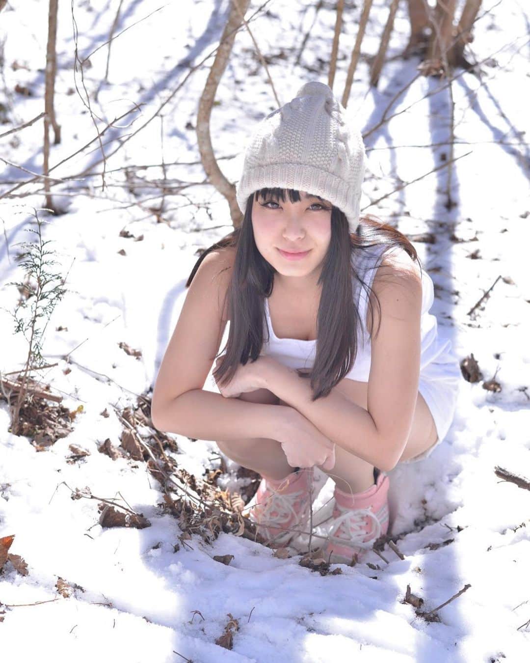 トロたんさんのインスタグラム写真 - (トロたんInstagram)「おはトロ～_(-ㅅ-_)⌒)_ 布団の中から出たくない～😭 露出狂には厳しい季節になってきました…さむい 冬らしいことしたい #WeLovetankutoppu #タンクトップ #冬 #さむい #温泉行きたい #鍋 #winter #Japan #雪 #snow #ニット帽コーデ #ニット帽 #Japanese #japanesegirl #眠い #Goodmorning #おはよう #朝 #followｍe #follow #me #Photo #tbt #photography」12月3日 9時44分 - torotan_tan
