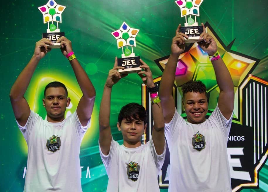 ロナウドのインスタグラム：「Terminou, no último domingo, a primeira edição do @oficialjee (Jogos Escolares Eletrônicos) - projeto que nosso time @octagonbrasil teve o prazer de organizar ao lado do @esportv, com patrocínio da @oi_oficial.  O evento final aconteceu no Riocentro e reuniu os melhores jogadores do Brasil em idade escolar de PES, Clash Royale e Just Dance. No total, foram mais de 2 mil participantes, e os campeões ainda ganharam uma viagem para acompanhar a CCXP em São Paulo. Os JEE já são um sucesso, e em 2020 tem muito mais! #OficialJEE #JogosEscolaresEletrônicos #JustDance #PES19 #PES2020 #ClashRoyale」