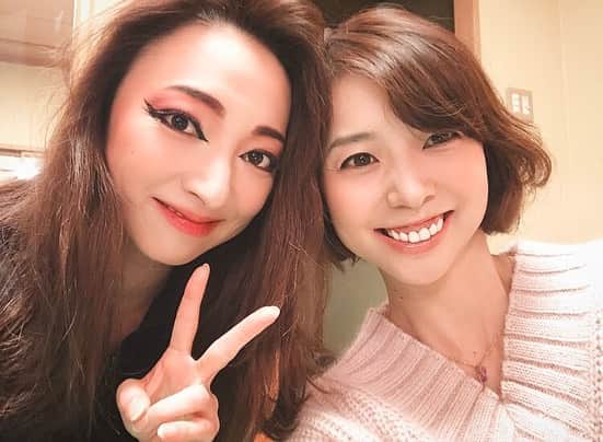白羽ゆりのインスタグラム：「同期の遠野あすかが観に来てくれました。  今も、こうやって仲良く色々話せるのが嬉しい。終演後は2人でお互いの誕生日のお祝いをしました🥂  1ヶ月違いの28日生まれ。  40代楽しもうねと語り合いました🤣」