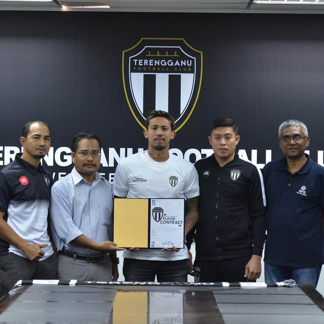 鈴木ブルーノさんのインスタグラム写真 - (鈴木ブルーノInstagram)「1 more year contract 2020 season with Terengganu 2 Happy to stay with Terengganu family 🏳️🏴」12月3日 20時39分 - cbruno_7