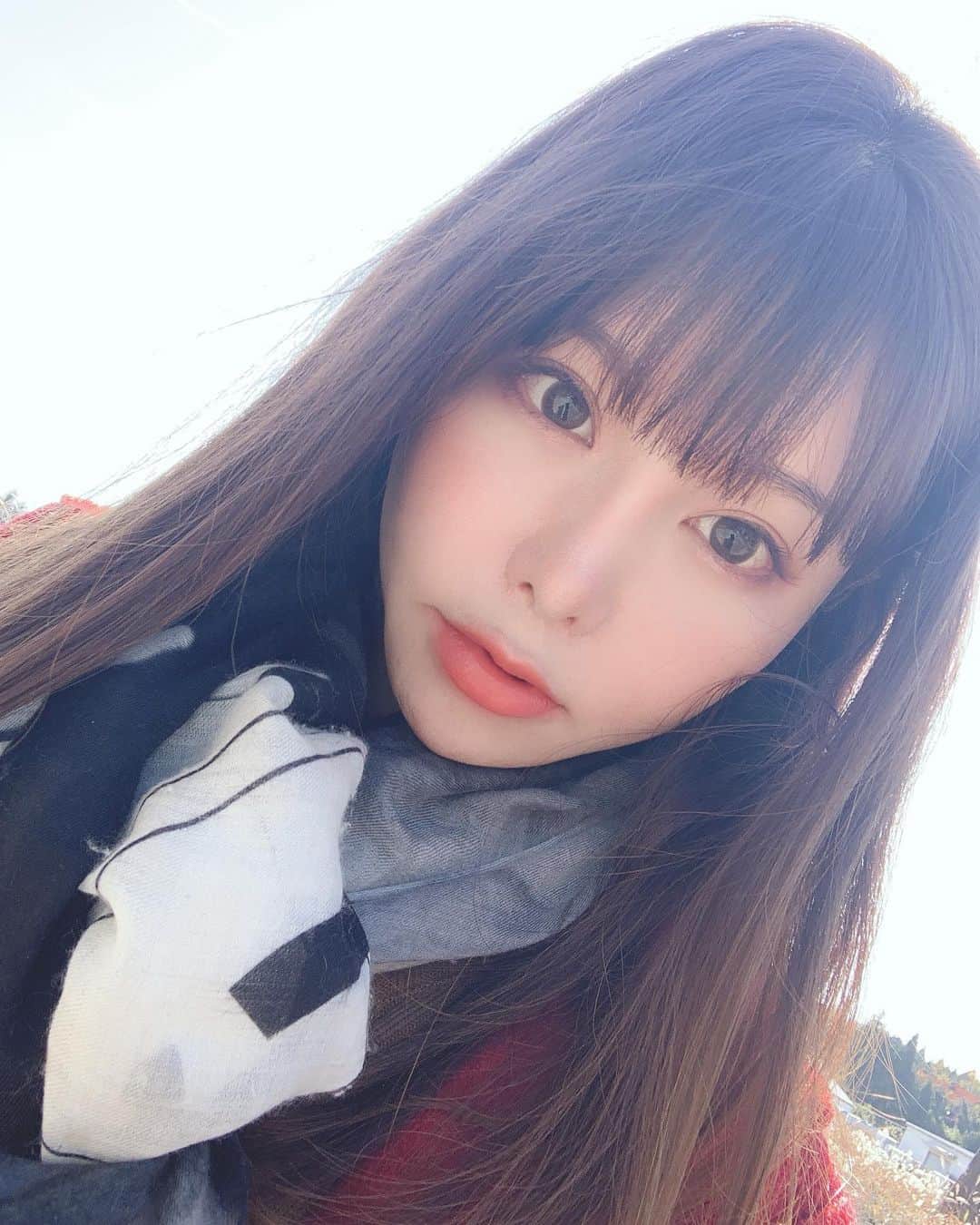 利咲のインスタグラム：「ご報告✨本日より苗字がつきました👏 星名利咲（ほしな りさ）です。  私英語表記がLisaなんですが 世の中たくさんLisaさんや利咲さんがいるので 今後映画のクレジットや海外のお仕事など 苗字があるとちゃんと私って分かるといいなぁと思っての心機一転です😇 宇宙や星が好きなのでそこからも由来があります🌠  皆様これからも変わらず そして更なる応援宜しくお願い致します💓  #利咲 #星名利咲 #ほしなりさ #LisaHoshina #HoshinaLisa #Hoshina #星名 #newname」