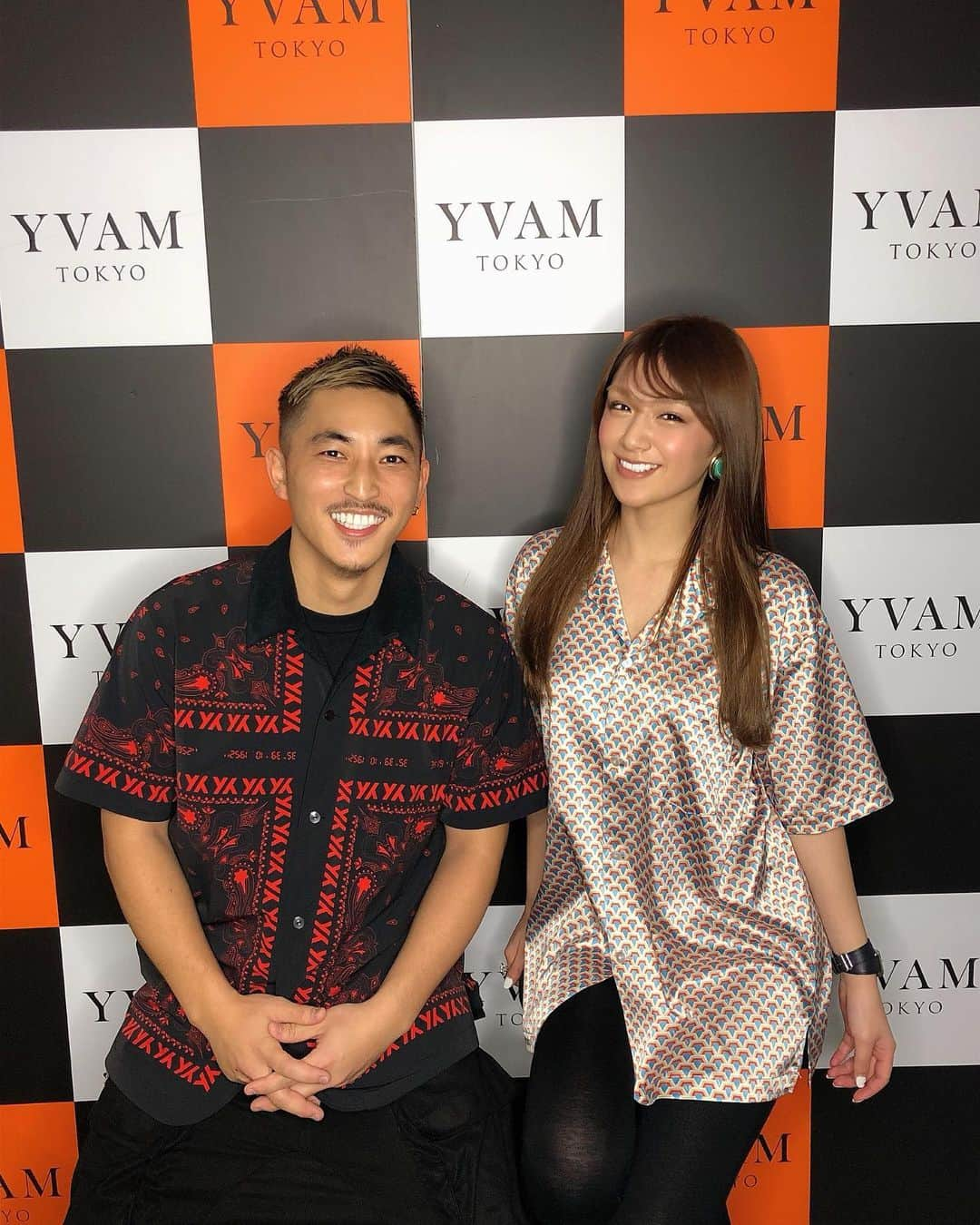 金山睦さんのインスタグラム写真 - (金山睦Instagram)「@yvamtokyo 2020 SSの展示会行ってきました👕👚 メンズブランドだけど、女の人が着ても可愛いし、デザインが好み過ぎる🧡🖤 ほんと細かいところまで凝ってて、ただただ凄いな〜可愛いな〜ばっかり口にしてました❗️❗️w ゲットしたから、届くのが楽しみ✨✨ 彼氏がいたら、絶対着て欲しいお洋服です🥺✨✨てゆうか、色違いで着たいw まーくん　@mskz1115 色々アドバイスしてくれたり、ありがとうー✨✨✨ #fashion #SS ・ ・ 私帽子かぶってたから、前髪やばい😅」12月3日 20時44分 - kanayama_chika