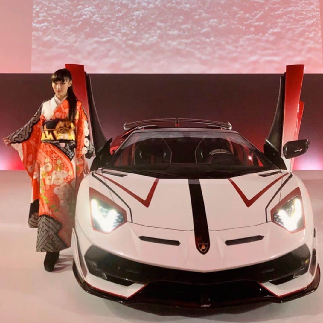 HILOCO aka neroDollさんのインスタグラム写真 - (HILOCO aka neroDollInstagram)「Lamborghini Aventador SVJ 63 inspired by KABUKI🌺✨✨ #LamborghiniDay 2019 Japan Osaka この日初披露の歌舞伎にインスパイアされたアヴェンタドールSVJロードスター『KA-歌-』とウラカンEVOスパイダー『BU-舞-』。 年に一度全国からランボルギーニオーナーが集結する一大イベントLamborghini Dayは夜のパーティーも大盛況。本国ランボルギーニチームも終始ご機嫌な楽しい夜でした。Mischievous Lamborghini team🙌☺️😄🎵 . . . #LamborghiniJapan #Kimonodj #housemusicdj #technodj #techhousedj #femaledj #housemusiclovers #deephousedj #womendj #japanesestyle #kimono  #japaneseculture #着物 #振袖コーデ #着物DJ #和装 #ランボルギーニ #ランボルギーニアヴェンタドール #lamborghiniaventador #ランボルギーニウラカン #古典柄  #着物女子 #着物好き #振袖ヘア #ウラカン #lamborghiniaventadorsvj #lamborghinihuracanevo #lamborghiniaventadors #歌舞伎」12月3日 19時11分 - djhiloconerodoll
