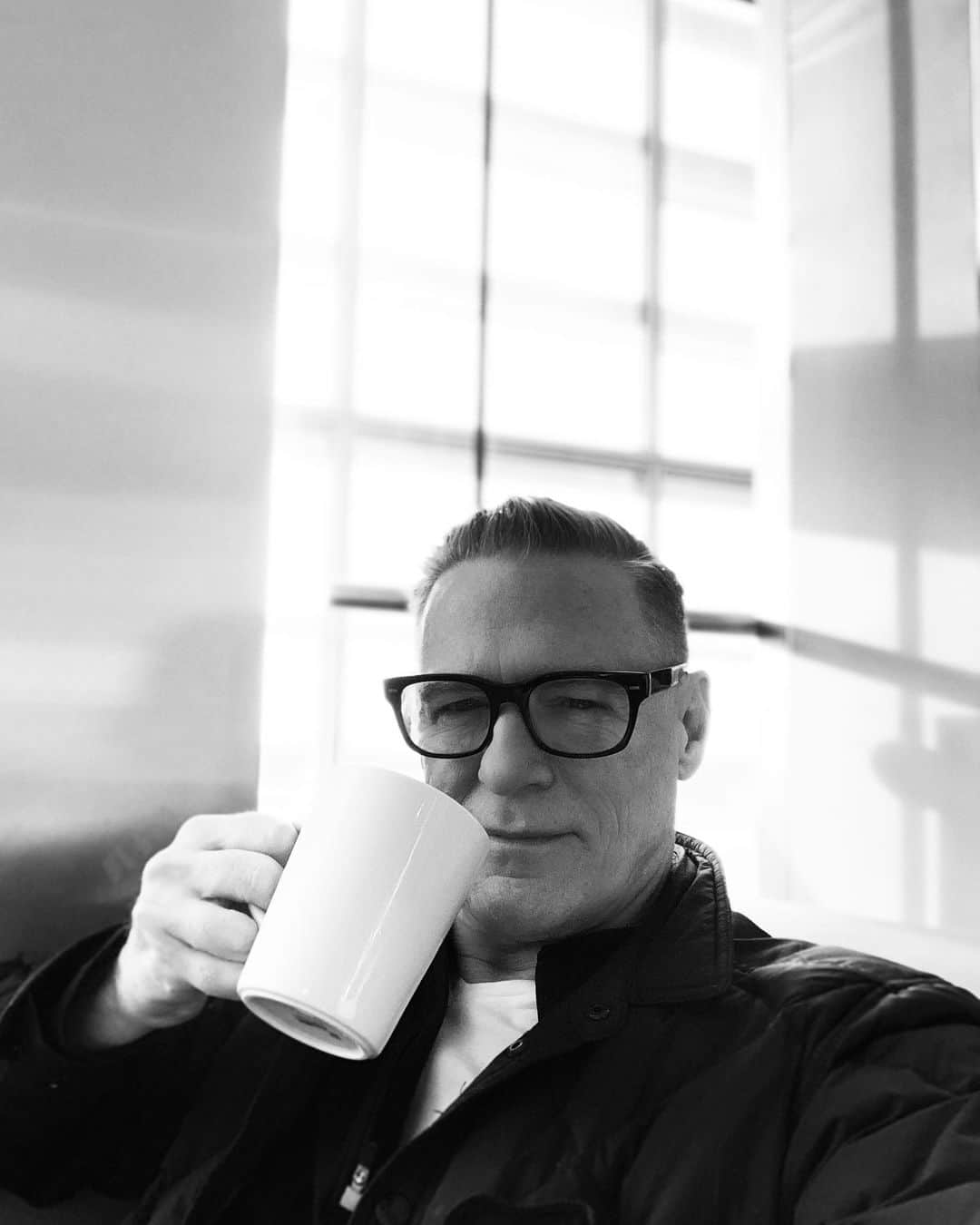 のインスタグラム：「Airport coffee ☕️ en route to Espana to start our last concerts of 2019! See you later with an update 🤘🏻 #bryanadamsshinealight #spain #portugal #italy #switzerland #livemusic」