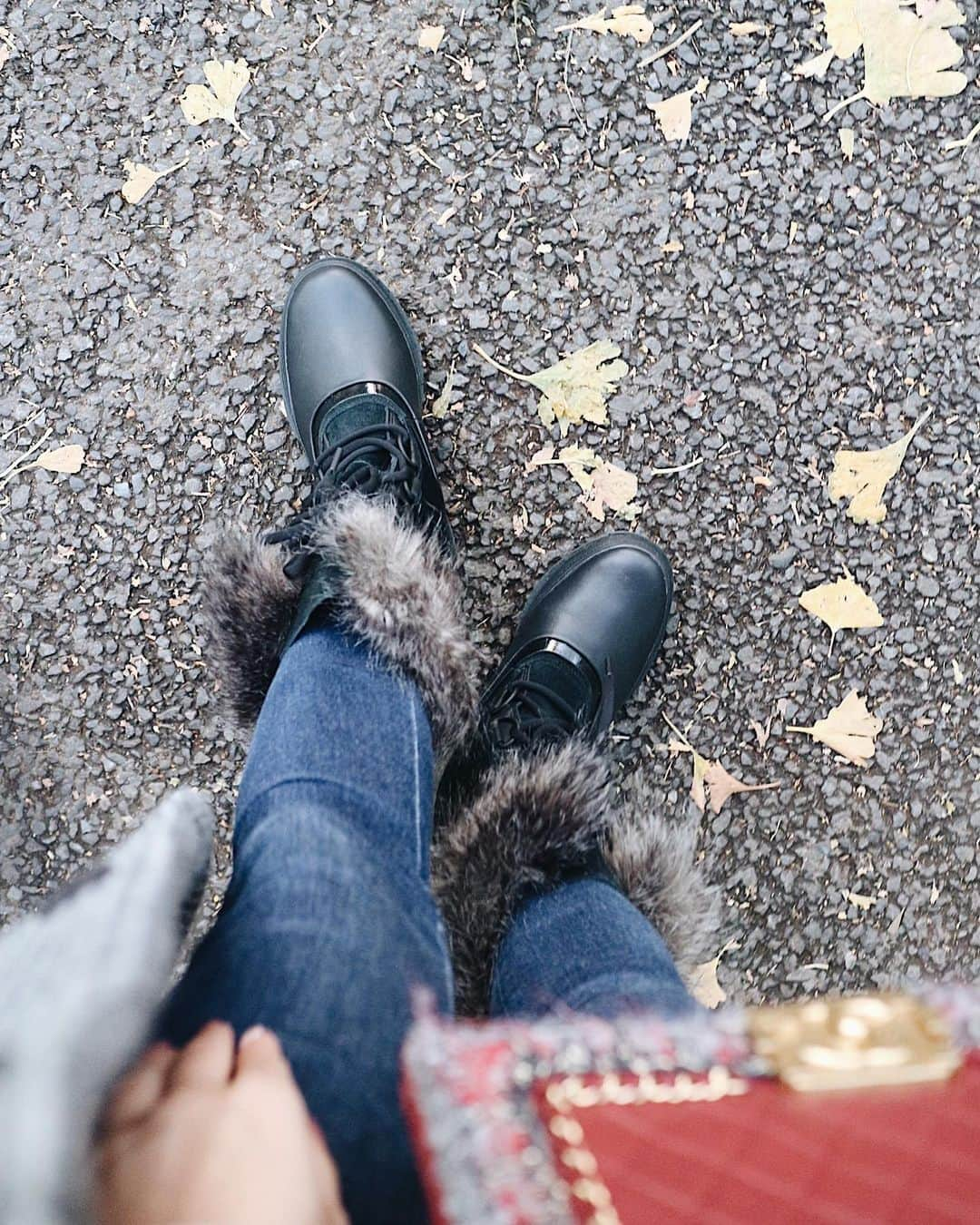 李 雨瀟さんのインスタグラム写真 - (李 雨瀟Instagram)「today's coordinate...🍁 昨日の雨から一転、すっかり晴天な1日に❤️ 仕事終わりにぷらぷら青山一丁目でお散歩してきました❤️ . #tops #UNIQLO #ユニクロ #pants #EDWIN #エドウィン #boots #sorel #ソレル　 #coat #mischmasch #ミッシュマッシュ #bag #CHANEL #シャネル . newアイテムとして @sorel.jp のブーツをゲット🥾❤️ 妹から教えてもらったブランドで、 オシャレだけじゃなくって、雨や雪❄️とかの寒さから足元を守る機能性もあって、これならカナダでも日本でも履けると思ってさっ♡ もこもこファーで可愛さもあるの💋 . ちなみに日本では来月末までルミネ新宿や東京ソラマチでPOPUPもやってるみたいだよ💕 . #yuxiao_outfits  #ootd #outfits #outfit #autumn #winter #ブーツ #きれいめカジュアル #カジュアル #寒さ対策　 #あしもと倶楽部 #ブーツイン #デニムコーデ」12月3日 19時13分 - yuisho_ri