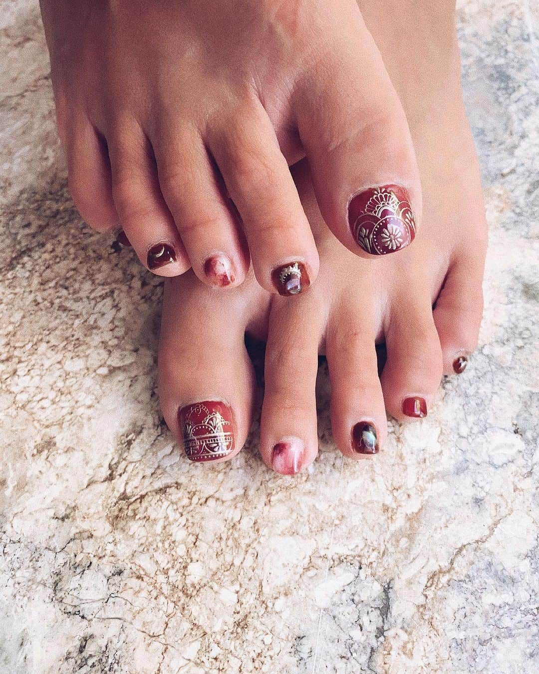 aki_ingkさんのインスタグラム写真 - (aki_ingkInstagram)「. . よっちゃんネイル🕌❤️ @nail0525yoshimi  @nailsalon.mahalo  @eyelash.nailsalonoasis . セブ来る前にフットもやってもらって ハンドよりフットを拘ってもらた🙌🏾❤️ . あぁこれ可愛いからハンドにも 色変えてやってもらおーと🥺 . . . . #ネイル#カジュアルネイル#シルバーネイル#ミラーネイル#ネイルアート#手書きネイル#アジアンネイル#グラデーションネイル#タイダイネイル#マツエク#まつ毛エクステ#ネイルアート#ネイルデザイン#ネイルケア#💅#埼玉#新越谷 #fashionpost#nail#nailstagram#nailart#nailart#nails」12月3日 19時13分 - aki_ingk