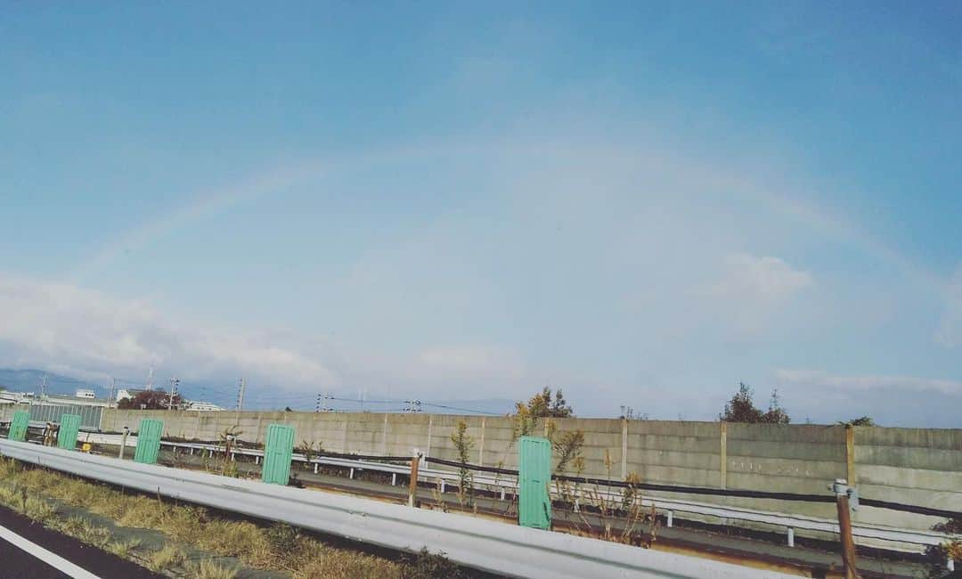 桑原麻美さんのインスタグラム写真 - (桑原麻美Instagram)「#琵琶湖 に浮かぶ島、#竹生島 へ。﻿ ﻿ #パワースポット 好きな私に﻿ お付き合いいただきました。笑﻿ ﻿ 変わりやすい天気で﻿ 時々、雨も降りましたが、﻿ #虹 を追いかけて#西へ。﻿ ﻿ 帰りも虹を見ることができ、﻿ こんなにも長く虹を見たのは﻿ 生まれて初めて！﻿ ﻿ 竹生島では#芸能の神様 でもある﻿ #弁財天様 にお参りし、﻿ かわいらしい#ダルマ のお腹の中に﻿ 願い事を書いた紙を入れ、祈願。﻿ ﻿ 投げた小皿が鳥居をくぐれば﻿ 願いが叶う、というのにも﻿ チャレンジしましたが、﻿ 全く鳥居に届かず💦﻿ ﻿ でもきっと、#願いは叶う♡﻿ ﻿ ・・・・・・・﻿ アナウンサーが教える﻿ 声と話し方の無料メルマガ﻿ プロフィールから登録してね♡﻿ @asami _kuwabara﻿ ﻿ #アナウンサー﻿ #フリーアナウンサー﻿ #司会者﻿ #話し方講師﻿ #話し方レッスン名古屋﻿ #声筋トレ﻿ #つながるボイス﻿ #桑原麻美﻿ #滋賀県﻿ ﻿ ﻿ ﻿ ﻿ ﻿」12月3日 19時13分 - asami_kuwabara