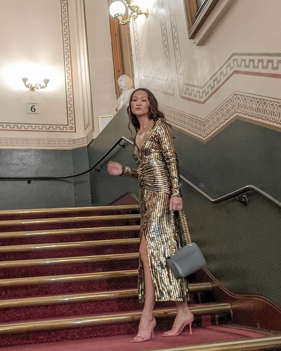 Mariko Kuoさんのインスタグラム写真 - (Mariko KuoInstagram)「What a fabulous evening at the #FashionAwards last night! The awards just kept getting better and better with a clean sweep win by Daniel Lee, the new vision behind Bottega Veneta (note my sandals 💕) and RiRi winning her award for Fenty from Janet Jackson. Giorgio Armani, the legend himself, received the Outstanding Achievement Award from Queens, Julia Roberts and Cate Blanchett 👑. Then, as if things couldn't get any better, Eric Clapton started serenading us with Tears in Heaven and Layla 😭😍🤯. Totally mind blown!  Thank you to my @lavazzauk family for taking my bestie, @wiesiaw and I to such an incredible night!」12月3日 19時15分 - marikokuo