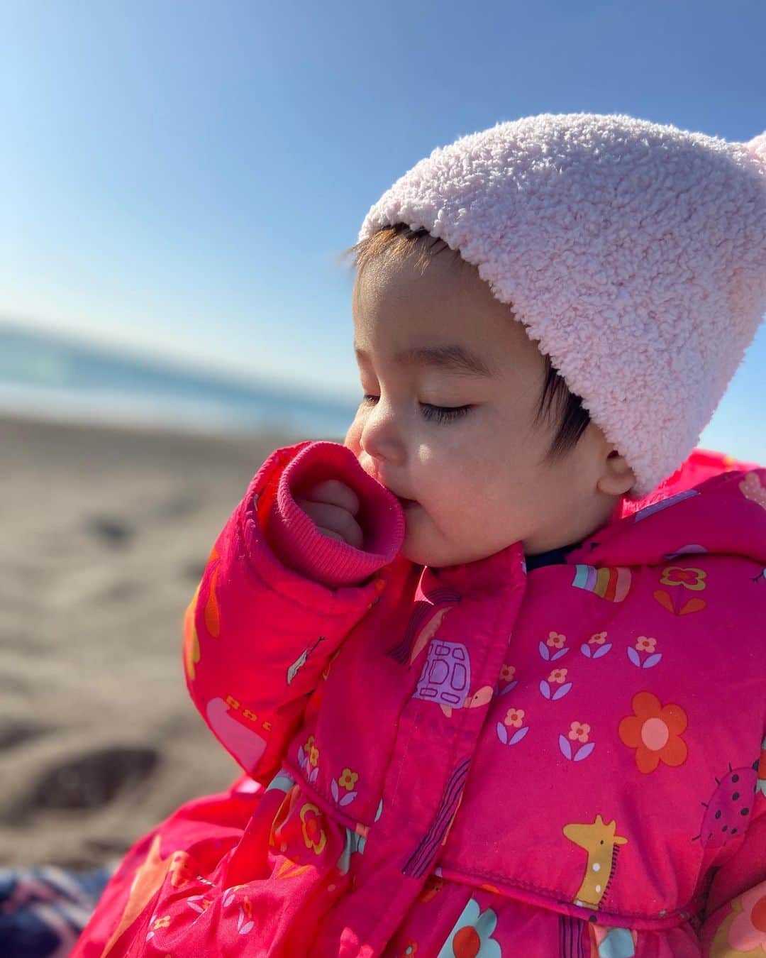 岸本セシルのインスタグラム：「12月いつの間にか入ってたねぇー🎄  今日からだと思いきや、もう3日も経ってた…笑  そして1日1投稿完全無視してた🥳 1週間ぶり？  最近は、娘が高速ハイハイ掴まり立ち、なんなら最近は5秒くらい立つ事も出来 、、沢山動くようになったので毎日どこかしらに出かけて遊んでるよ🌞 外に出かけるとウチに居るより娘も楽しそう！ こないだは、朝から旦那のサーフィンに付いて行き砂浜でゴロゴロしながら遊んだよ！この日は太陽出てあったかかったから良かったー☀️ あっという間に10カ月になって、、赤ちゃん期がそろそろ終わるって考えただけで泣ける（ ; ; ）もっとゆっくり成長しても良いよーなんて思ったり😂  でもやっぱり成長も嬉しい！💛 言葉も理解してきてる感じがするし、出来る事も増えてきた☺️ (バイバイ、ハーイ、パチパチ、どうぞ)が出来てきたよ🥺👏✨ 毎日楽しいです！  今月は歩き出すかなー🤗  帽子→  @kashwereofficial  ダウン→ @nextofficial  #海　#10ヶ月ベビー　#やんちゃがーる　#男の子みたいな性格は母譲り　#好奇心旺盛　#バナナとお芋と納豆好き」