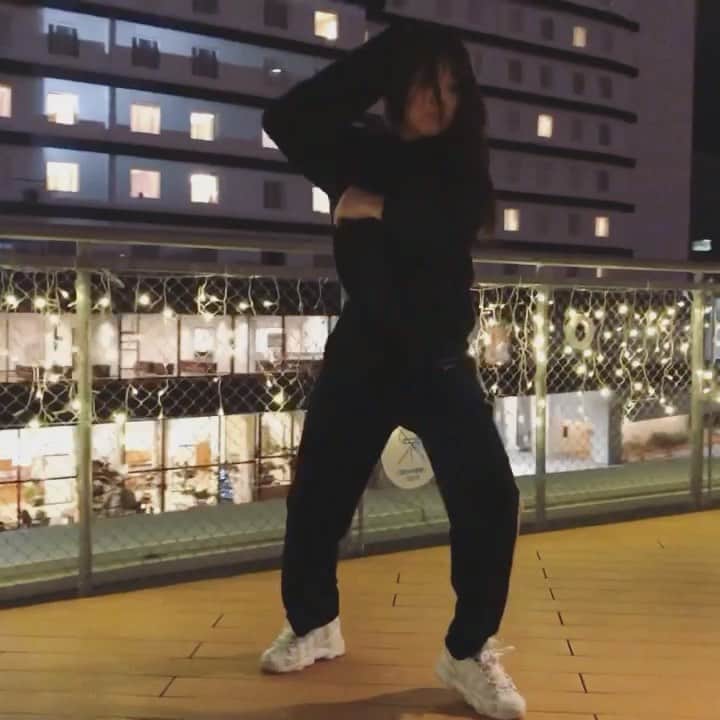 のインスタグラム：「whatchacallit l @ellamai  choreography @riehata 🎥 @ydh.inc  ブロックされてしまうから音無し⚠️ YouTubeに貼ってます💁‍♀️ . . .  #ダンス #dance #dancer #fashion #hiphop #graffiti #bgirl #ダンサー #model #モデル #japanesegirl #japan #love #東京 #振付 #作品 #夜景 #イルミネーション #夜 #youtube #撮影 #happy #仲間 #感謝 #家族 #actress #一生仲間 . . .」