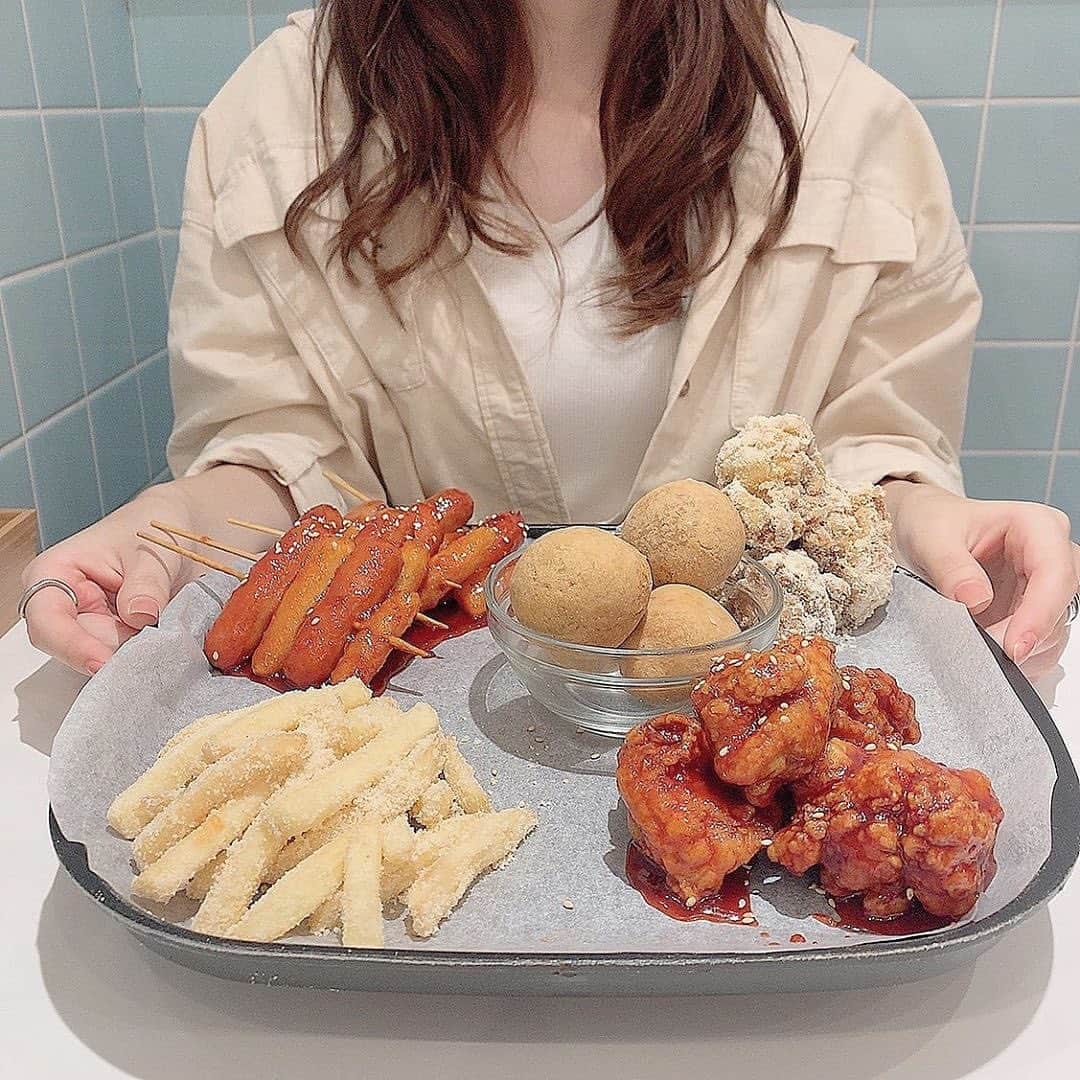 UWASAさんのインスタグラム写真 - (UWASAInstagram)「. 【#uwasa_東京】⠀⠀⠀⠀ 東京・新大久保にある「GOGOタッカルビ チーズマニマニ」をご紹介🎉✨ GOGOタッカルビ チーズマニマニは、新大久保で人気の韓国料理専門店です💖 中でも、こちらの「モクパンセット」が注目を集めているんです😳🌟 「モクパンセット」とは、韓国で人気のグルメをセットにした夢のようなプレートです😋💞 韓国語で”モクパン”とは、テレビや動画サイトで食べるシーンのことで、そんなモクパンで人気のあるグルメをセットにした最強グルメなんです😆🌈 韓国の人気グルメを一度に堪能できるスペシャルメニューをお見逃しなく😍💯 ＊⠀⠀⠀⠀⠀⠀⠀ GOGOタッカルビ チーズマニマニ👉(@gogotatsukarubi)⠀⠀⠀⠀⠀⠀⠀⠀⠀ ＊⠀⠀⠀⠀⠀⠀⠀ ↓素敵なアカウントはこちら⠀⠀⠀⠀⠀⠀⠀ [photo by:@ayapink_04]⠀⠀⠀⠀⠀⠀⠀ ＊⠀⠀⠀⠀⠀⠀⠀ <<✏️=========================>>⠀ グルメに関する素敵なお写真を⠀⠀⠀⠀⠀⠀⠀ 厳選してご紹介しています📷🌈⠀⠀⠀⠀⠀⠀⠀ 【 @uwasa_gourmet 】 or 【 #uwasa 】⠀⠀⠀⠀⠀⠀⠀ をタグ付けであなたの投稿が⠀⠀⠀⠀⠀⠀⠀ Instagramや記事で紹介されちゃうかも👀🎉⠀ 皆さんの素敵なご投稿お待ちしています🌸⠀ <<=========================🔎>>⠀⠀ ＊⠀ #東京 #東京カフェ #東京グルメ #新大久保 #新大久保カフェ #新大久保グルメ #新大久保フード #カフェ #cafe #カフェ巡り #カフェ部 #タピオカ #食べ歩き #チーズボール #トッポッキ #ヤンニョムチキン #ハニーバター #チーズ #韓国 #cheese #フォトジェニック #かわいい #チーズドッグ #コリアンタウン #韓国料理﻿﻿ #チーズハットグ #タピオカ巡り #美味しい」12月3日 19時17分 - joshime_gourmet