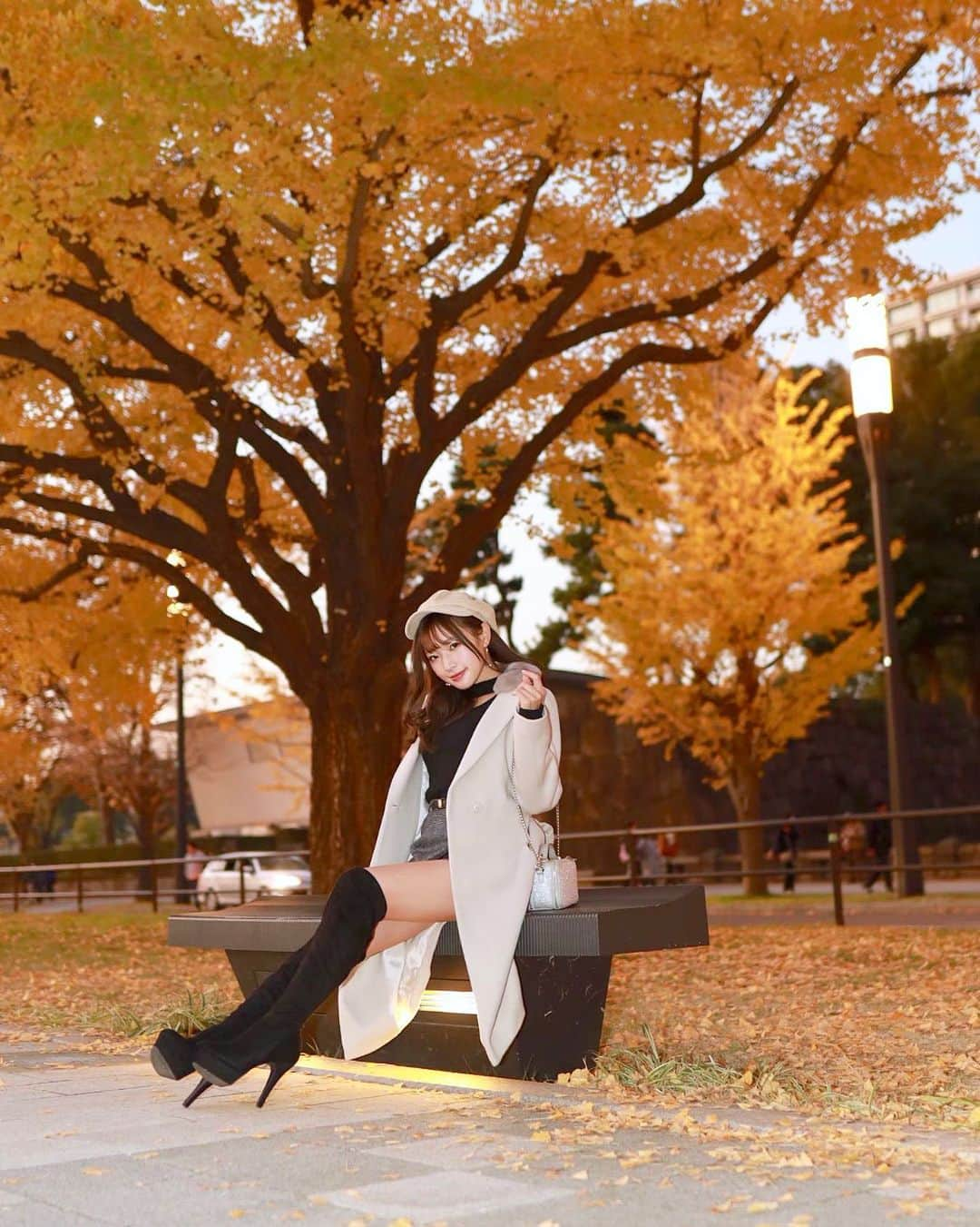 日比ゆりのインスタグラム：「✩ 紅葉🍁 . #ポートレート #皇居 #レースクイーン #紅葉 #秋 #撮影会 #ニーハイ #粉我 #girl #japanesegirl #portrait #autumn #fall #fallcolors #mapleleaf #instapic #art_of_japan_ #instadaily #beautiful #follow #followme #🍁 #💓」