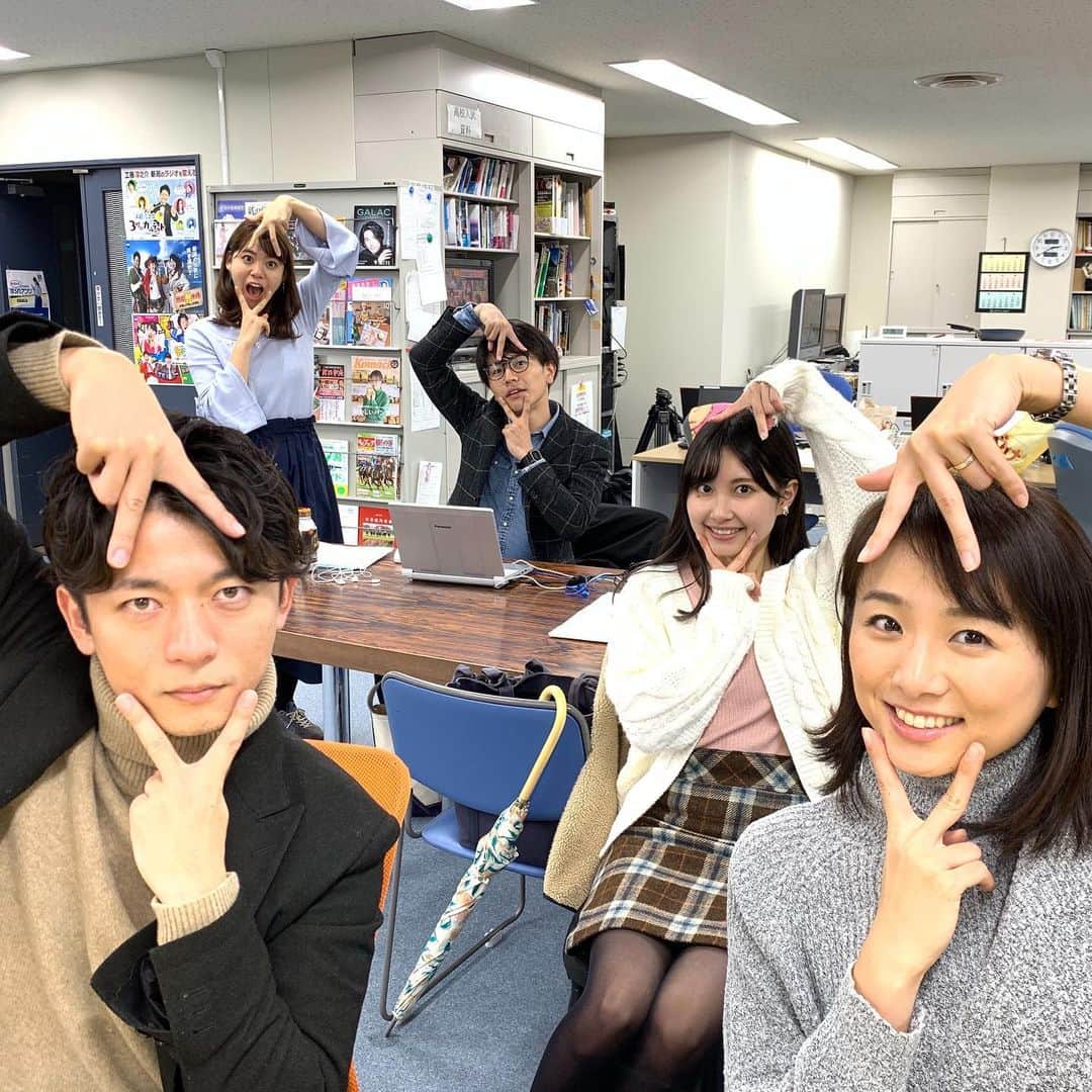 のインスタグラム：「本日のラジオ﻿ お聴き頂いた皆さまありがとうございました😆！﻿ ﻿ 今日は生放送前の打ち合わせで盛り上がり﻿ 告知する時間がなくなりました(笑)﻿ ﻿ 昨日発表された新語流行語大賞で﻿ 特別賞に選ばれた﻿ イチローさんの名言﻿ 『後悔などあろうはずがありません』﻿ にかけまして皆さんの後悔にまつわるメールを沢山頂きました😊✨﻿ ﻿ 今日は私の後悔エピソードも色々話しましたなぁ🤣よかったradikoでもお聴きください😂﻿ ﻿ 写真は最近流行りの盛れるポーズで﻿ アナウンサーの皆さんと後悔ないような一枚に(笑)﻿ ﻿ このポーズなんて言うんだろ😆笑﻿ ﻿ #BSNラジオ﻿ #3時のカルテット﻿ #アナウンサーの皆さまと﻿ #流行語大賞」