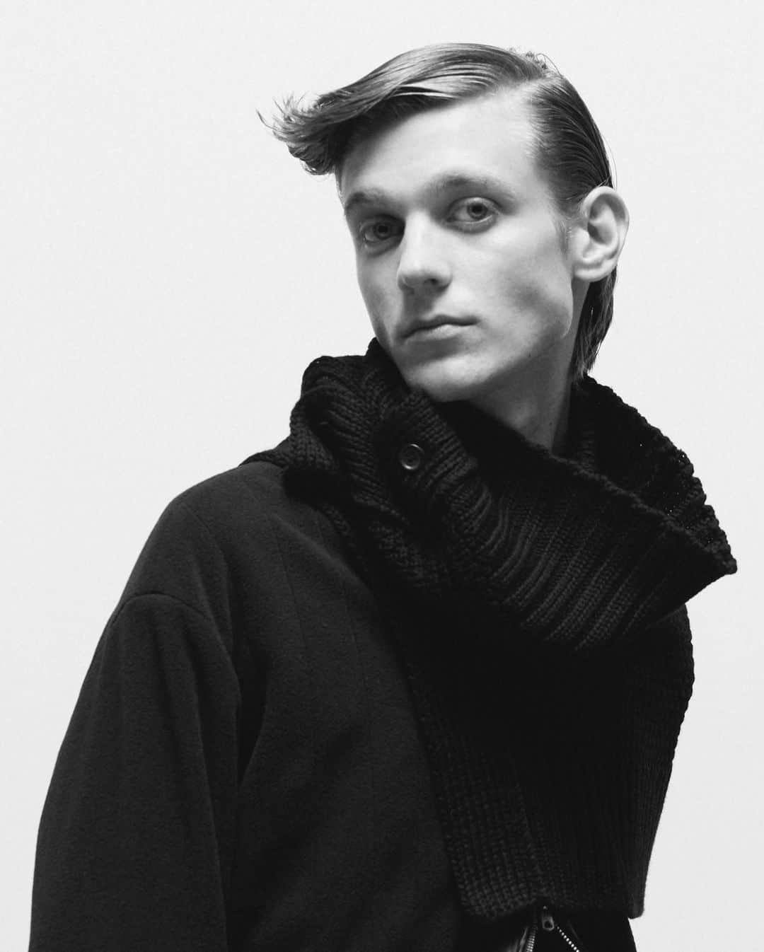 ウィザードのインスタグラム：「WIZZARD 2019 FALL WINTER COLLECTION “INTERACTION”  SNOOD  釦の開閉アジャストでアレンジが可能な5Gのスヌード。 上質な梳毛ウールを使用している為肌触りが良く、しなやかな仕上がりで、着用時の不快感が全く無く付け心地の良さが特徴。  IN STOCK  https://wizzard.stores.jp/  #wizzard_fac #wizzard #fashion #tokyofashion #streetfashion #fashionphoto #streetwearbrand #streetwearaddicted #19aw #designersbrand #domesticbrand #tokyofashionweek #2019aw #tokyo #japan #streetfashion #fashionphotoshoot #wizzardaw19 #fashionsnap」