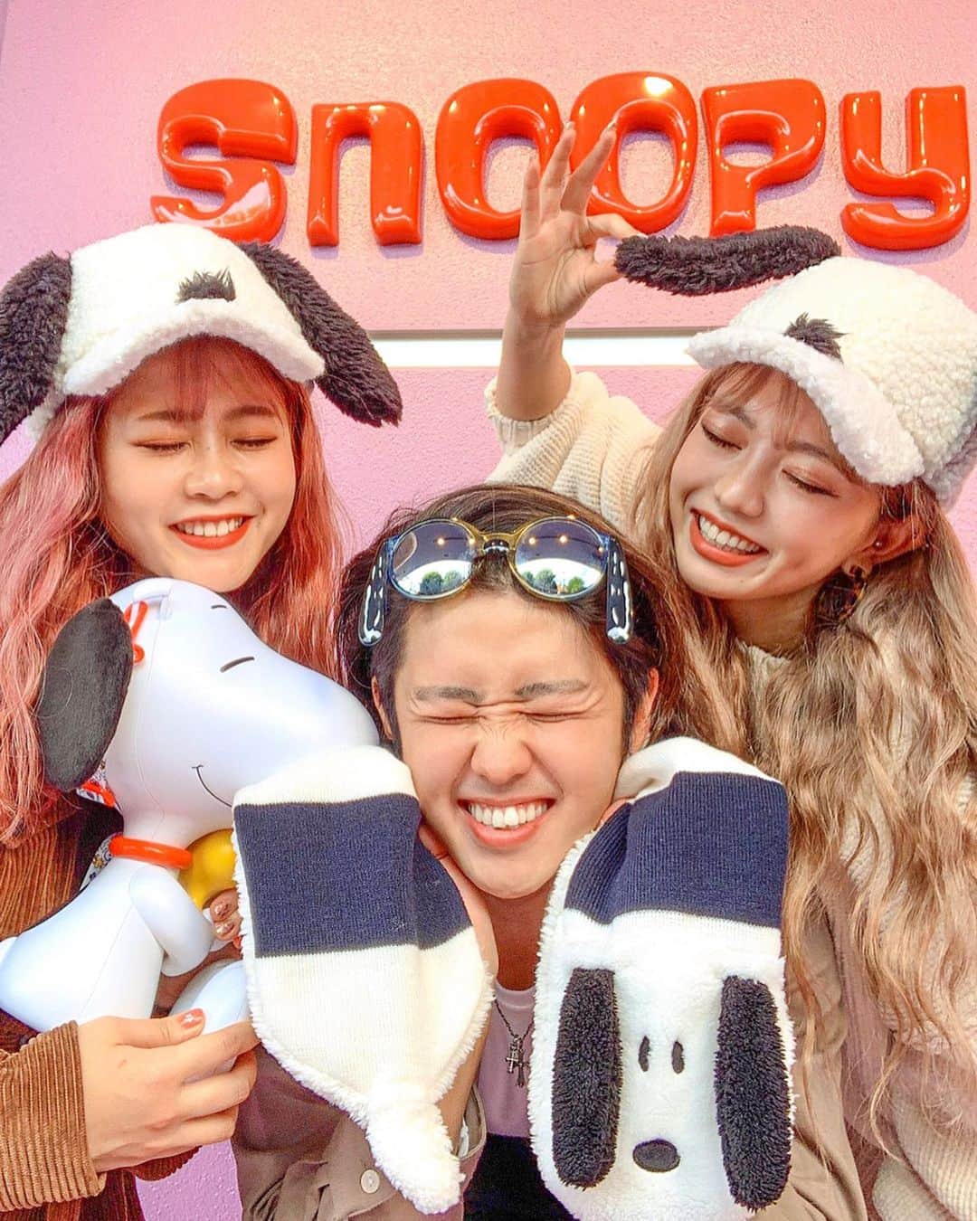 YOKOのインスタグラム：「ユニバーサル・ワンダーランド🌎 . スヌーピー・スタジオの壁はパープルで可愛い💜 3人でスヌーピーグッズ持って撮りまくったよ😂 あすかが1番かわいいかもしれないw . あと個人的にここのスヌーピーのグレート・レース結構スリルあって好き(笑) .  #USJ#ユニバ#大阪#PR」