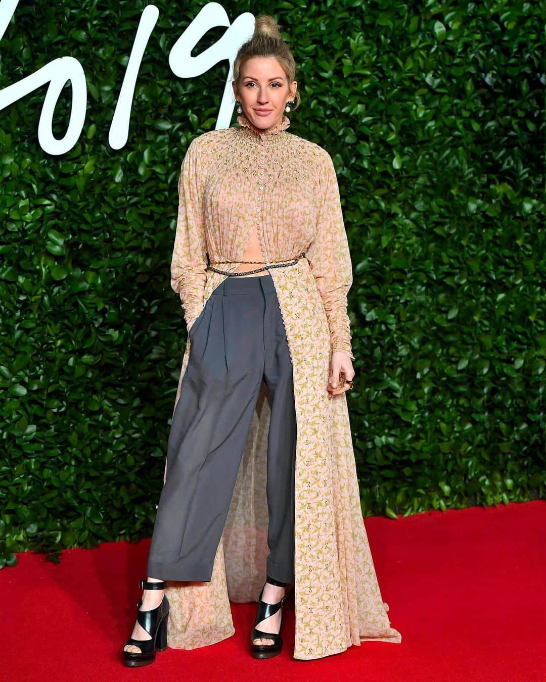 Chloéさんのインスタグラム写真 - (ChloéInstagram)「Attending The Fashion Awards 2019 in London last night, singer @EllieGoulding wore a custom floral print dress embellished with strass paired with grey silk georgette trousers. Inspired by @NRamsayLevi’s #chloeSS20 runway collection, the look was accessorised with new Daisy platform sandals, a jewellery belt and pearl earrings  #FashionAwards #chloeGIRLS #chloe」12月3日 19時25分 - chloe