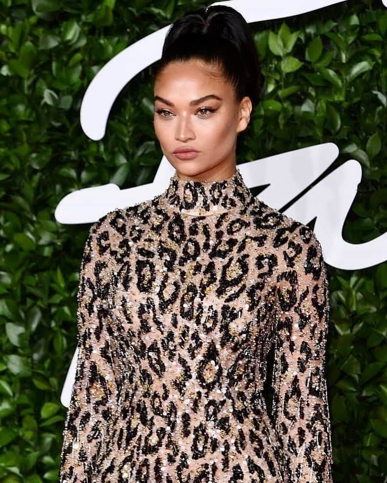 シャニーナ・シャイクのインスタグラム：「Attending the @britishfashioncouncil with @instagram last night 📷 ✨」