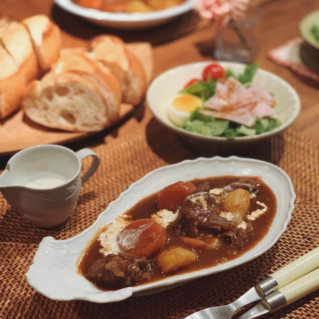 猪鼻ちひろさんのインスタグラム写真 - (猪鼻ちひろInstagram)「🍖🥔🥕 ビーフシチューlovers♡ 祖父から受け継がれたビーフシチュー、 本当に美味しくて、 フランスパンが止まらない🤤🥖 #おうちごはん#よるごはん　 #ちひろのごはん#猪鼻家のごはん #ファッションやメイクを見たい人からすると　 #ご飯ばっかりはどうなんだ、、？ #ごはんアカウント #作ろうか悩む☺️ #けど趣味みたいなものもなんでも載せたい← #ご飯はなるべくブログとか？ #結局アカウント別で作ってもアップしなさそう」12月3日 19時30分 - inohanachihiro