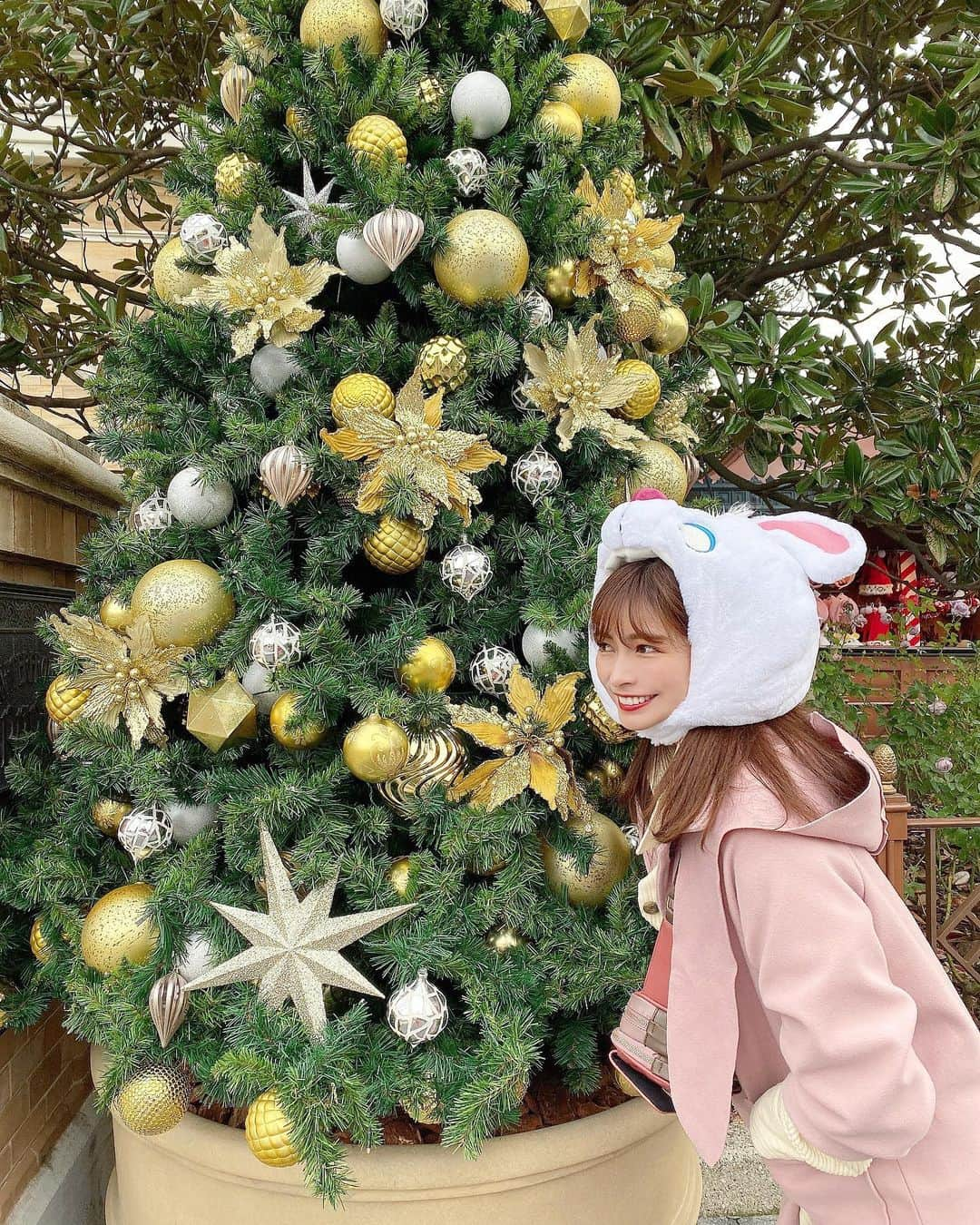 得あゆさんのインスタグラム写真 - (得あゆInstagram)「夢の国ラビット🐰💓 クリスマスだなぁ🎄💓わくわく ・ 顎下ちゃんととめてるバージョン🐰 ・ ・ ・ ・ ・ ・ ・ ・ ・ #夢の国#うさぎ#rabbit#コート#ファッション#冬服#ディズニー#ディズニーシー#ディズニーコーデ#シー#デート#カップル#おそろコーデ#双子コーデ#ピンク#うさぎ#クリスマス#クリスマスツリー#クリスマスコフレ#インスタ映え#カメラ女子#写真#クリスマスプレゼント#クリスマスディズニー#ディズニーデート#disneysea#disneyland#japanesegirl#sneakers#coat#christmastree」12月3日 19時38分 - tokuayu819