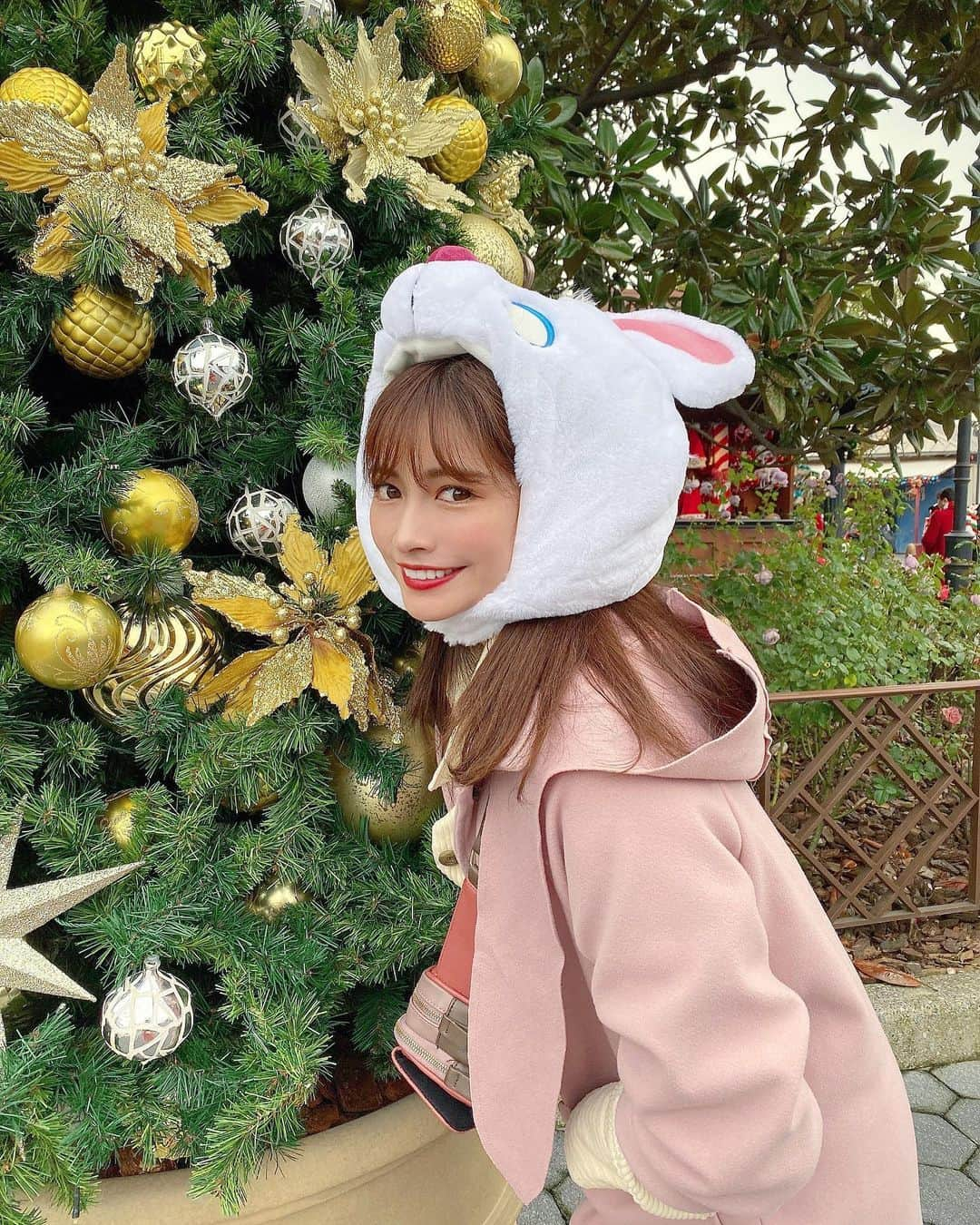 得あゆさんのインスタグラム写真 - (得あゆInstagram)「夢の国ラビット🐰💓 クリスマスだなぁ🎄💓わくわく ・ 顎下ちゃんととめてるバージョン🐰 ・ ・ ・ ・ ・ ・ ・ ・ ・ #夢の国#うさぎ#rabbit#コート#ファッション#冬服#ディズニー#ディズニーシー#ディズニーコーデ#シー#デート#カップル#おそろコーデ#双子コーデ#ピンク#うさぎ#クリスマス#クリスマスツリー#クリスマスコフレ#インスタ映え#カメラ女子#写真#クリスマスプレゼント#クリスマスディズニー#ディズニーデート#disneysea#disneyland#japanesegirl#sneakers#coat#christmastree」12月3日 19時38分 - tokuayu819