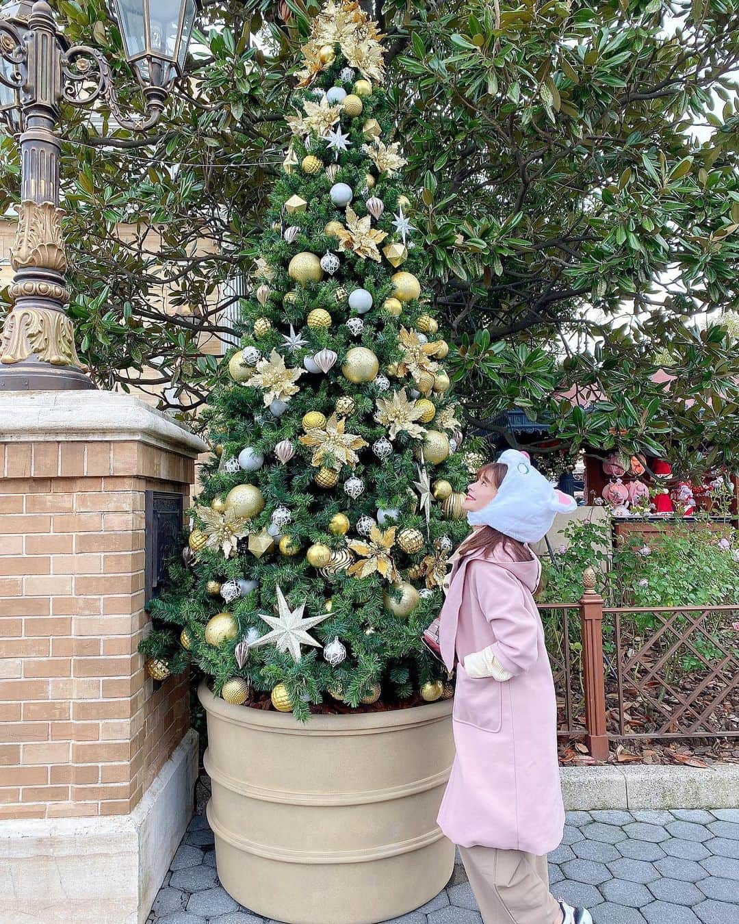 得あゆさんのインスタグラム写真 - (得あゆInstagram)「夢の国ラビット🐰💓 クリスマスだなぁ🎄💓わくわく ・ 顎下ちゃんととめてるバージョン🐰 ・ ・ ・ ・ ・ ・ ・ ・ ・ #夢の国#うさぎ#rabbit#コート#ファッション#冬服#ディズニー#ディズニーシー#ディズニーコーデ#シー#デート#カップル#おそろコーデ#双子コーデ#ピンク#うさぎ#クリスマス#クリスマスツリー#クリスマスコフレ#インスタ映え#カメラ女子#写真#クリスマスプレゼント#クリスマスディズニー#ディズニーデート#disneysea#disneyland#japanesegirl#sneakers#coat#christmastree」12月3日 19時38分 - tokuayu819