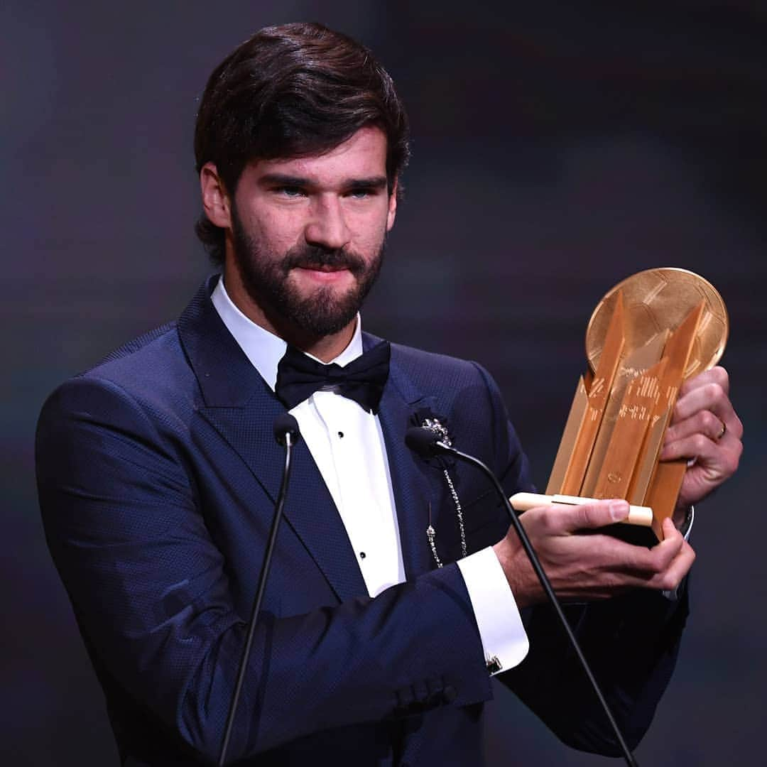 UEFAチャンピオンズリーグさんのインスタグラム写真 - (UEFAチャンピオンズリーグInstagram)「🇧🇷 Alisson: 2019 best goalkeeper 🏆⁣ Thoughts? ⁣ #UCL #ballondor」12月3日 19時39分 - championsleague