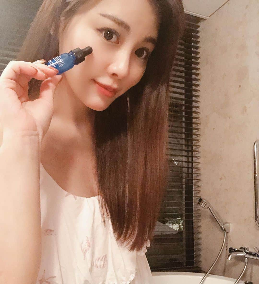 美馬怜子のインスタグラム：「今回旅のお供に選んだコスメはMATRIXエキス💖 . 小さくて旅行用ポーチにもすっぽり入るの🥰❤️ . 飛行機やホテルの部屋は乾燥するから、高保湿してくれる美容液は守り神です^_^✨ . #matrixエキス #ヒト幹細胞 #ファンデーションのノリがアップ」
