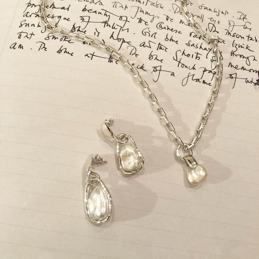 のインスタグラム：「【 HOLIDAY GIFT 】  HERNAN HERDEZ  NYにてハンドメイドで製作されるブランド「HERNAN HERDEZ」。 シーズンレスで、モードでありながら、どこか柔らかさを感じられるデザインが特徴です。  今回はシルバーアイテムに絞り展開。 贈り物にもおすすめのアイテムです。  ぜひお気に入りを見つけにいらしてはいかがでしょうか？  #shinzone #シンゾーン #shinzone_import2019aw #shinzone_holidaygift #gift #christmasgift #christmas」