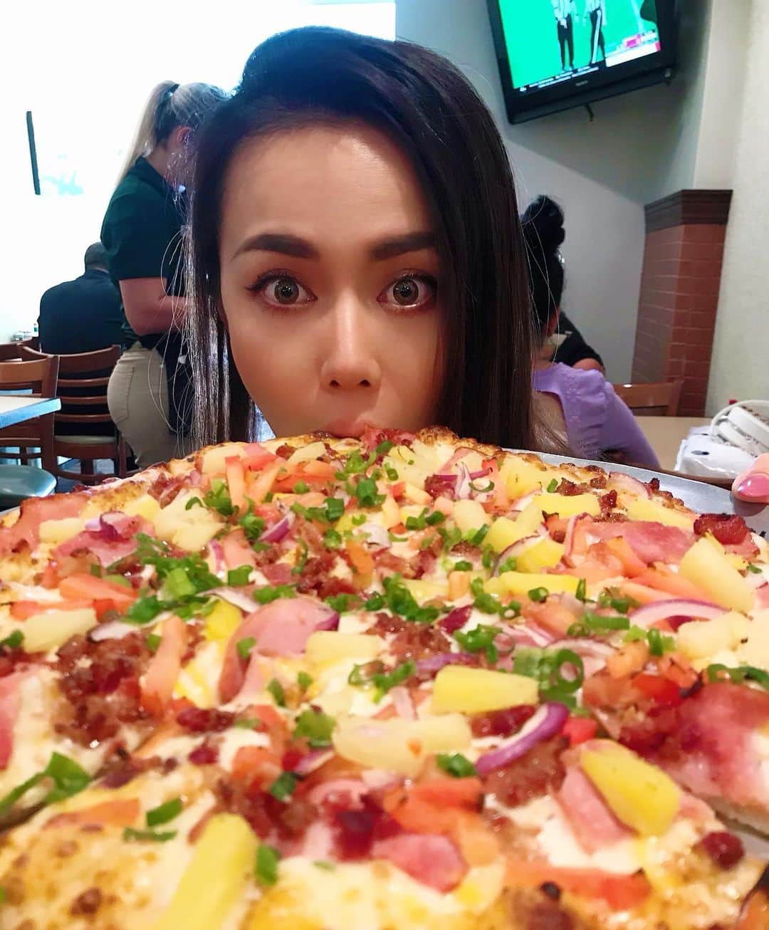 倉地美晴さんのインスタグラム写真 - (倉地美晴Instagram)「・ 久しぶりに心の内を出し切ったような、 出し切っていないようなブログを書きました。 ブログはストーリーのリンクから飛んでね。 またこのピザが食べたい🍕🥺❤️ ・  #pizza #pizzatime🍕 #pizzalover #pizzalovers #fitness #gym #hawaii」12月3日 19時54分 - miharu_kurachi