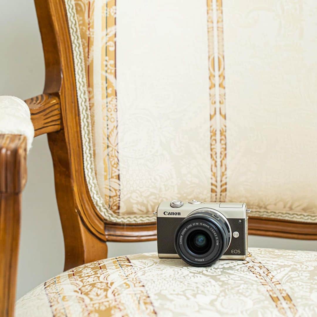 LIFE with CAMERAさんのインスタグラム写真 - (LIFE with CAMERAInstagram)「【限定5,000台の特別モデル】 . 「EOS M200 リミテッドゴールドキット」販売中。 . 落ち着いたクラシカルなカラーが、持つ喜び、撮る喜びをかきたてます💁 ボディーカラーに合わせてデザインした、オリジナルストラップも同梱！ . ベーシックシンプルなホワイト・ブラックもいいけれど、 こだわりリッチなゴールドもいかがですか？😎✨ . EOS M200 について、詳細はプロフィールURLをご覧ください。 . #EOSM200スタイル #UpdateMyStyle #らしさにであう #らしさがひろがる #LIFEwithCAMERA #LIFE_with_CAMERA #カメラのある生活 #Canon #キヤノン #EOS #EOSM #EOS_M #EOSM200 #EOS_M200」12月3日 19時47分 - canon_eosm