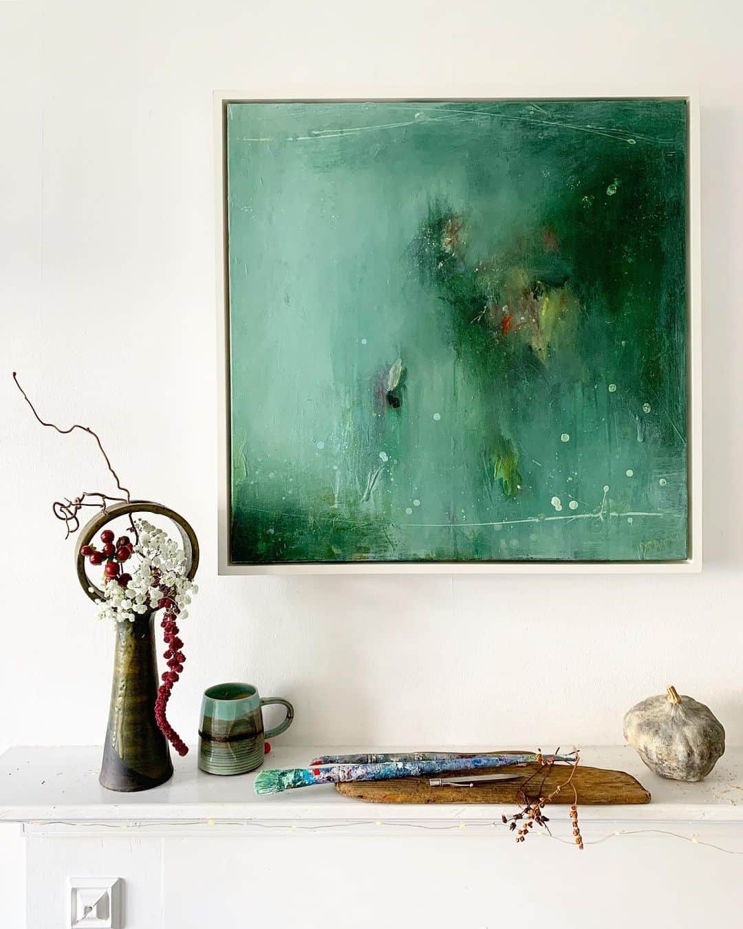 Tea and sittingのインスタグラム：「...favourite #ikebana vessel with old brushes and one of my recent paintings... #artby5ftinf」