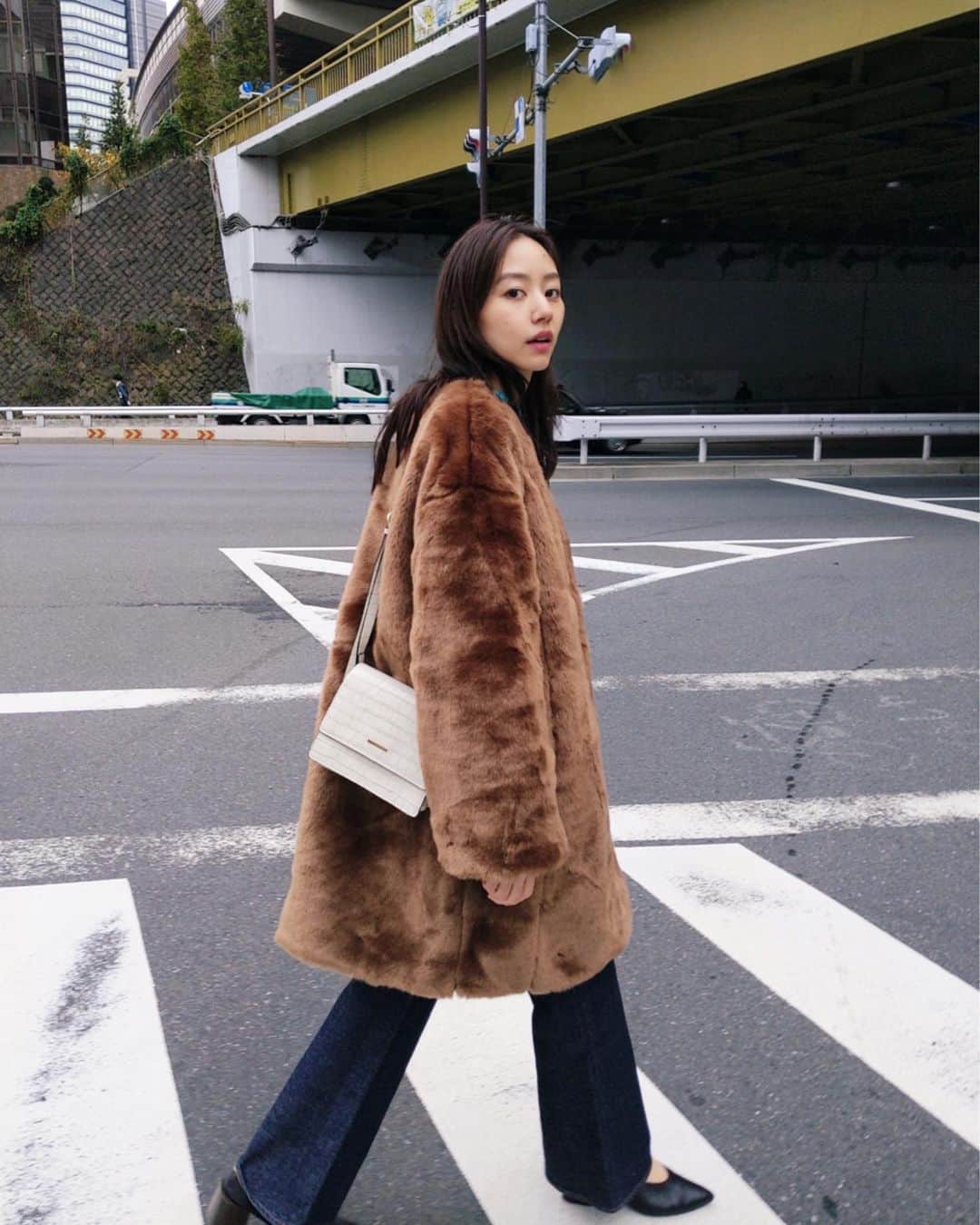 Shiho Sasakiのインスタグラム：「MOUSSYのエコfur coatはラフに着れるから普段のカジュアルなコーディネートにも合わせやすい🙆‍♀️ ヒップ隠れる丈だから真冬も乗りきれそう✨ #MOUSSY#MOUSSYSNAP#MOUSSYJEANS #pixelで撮影#team_pixel#baroque_pixel」