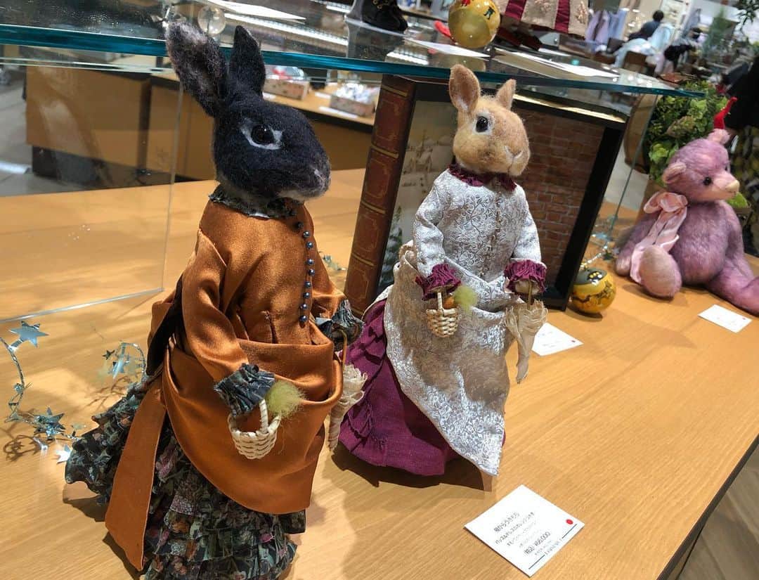 MaRi.Kさんのインスタグラム写真 - (MaRi.KInstagram)「土曜日は仕事帰りに神戸大丸で開催されていた、 #おめでとガールズの贈り物 にお邪魔してきました✨  もちろんお目当ては、棚からうさもちさん @tamagodai のふんわりさん。 当然お迎えはもう決定してますが、会うだけでも❤  2人の凛とした貴婦人とむっちりランくん似のふんわりさん✨  ドレスもとっても素敵でした❤  ふんわりランくんと並べてみたいなと思いつつ、 店員さんが接客対応されたりしてて、声掛けられず😭  リネットさんでの作品展に続き、 無事ふんわりさんにご対面できて、満足です✨  #棚からうさもち #ふんわりさん」12月3日 19時57分 - 919x178_leuk