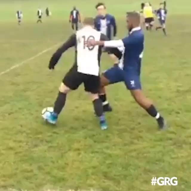 カルロス・テベスのインスタグラム：「Did this defender just propose to him? 😂」