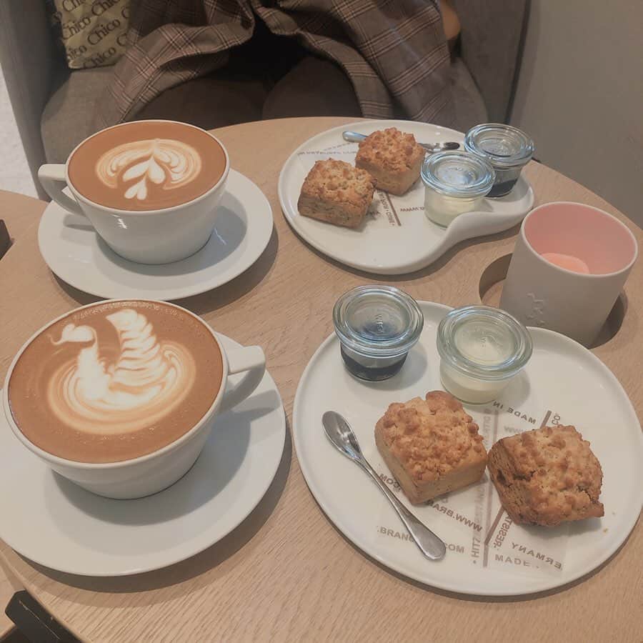 のインスタグラム：「・ #わたななカフェ巡ってみた  ずっと行きたかったカフェ🥨🍪 姫と行けてよかった🤭 ありがとう🙇‍♂️ ・ #東京#tokyo#東京カフェ#代官山カフェ #カフェ巡り#かふぇすたぐらむ  #渡邊菜々#わたなな#🌻#なのなな ただいま扁桃腺腫れてリンパまでやられて腫れまくってて萎える」