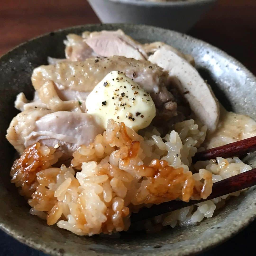 山本ゆりさんのインスタグラム写真 - (山本ゆりInstagram)「いつまで牛丼やねんという話ですみません！そろそろ白黒なるわ(乳牛や)﻿ ﻿ めっちゃ紹介したいことが溜まってるんで突然めっちゃ更新しそうですが、まずはめっちゃ簡単なご飯から。﻿ ﻿ (そういえばインスタって最新記事以外のコメントに気づきようがないんですけど、一覧で見れる方法あったりするんですかね？たまに昔の記事開いたら質問が来てたりして焦ってて💦質問無視してたらごめんなさい！)﻿ ﻿ 【材料4つ！だし醤油鶏めし】﻿ ﻿ 塩をすりこんだ鶏肉をお米に乗せ、市販のだし醤油で炊くだけのめちゃくちゃ簡単な1品。﻿ ﻿ 簡単ながら、鶏の旨味と脂、だし醤油の旨味をお米が全部吸い込んでめちゃくちゃ美味しいです。お焦げも最高。好みでバターを乗せても美味しい！﻿ ﻿ 作り方(2合分)﻿ ﻿ ①鶏モモ大1枚(350g)に塩小さじ1弱をすりこみ15分以上おく﻿ ﻿ ②といだお米2合にだし醤油または濃縮4倍めんつゆ大さじ4を入れ(濃い味です！！大さじ3のほうが無難。薄ければ炊飯後に足してても)2合の目盛りまで水を注ぎ、①を乗せて炊く。﻿ ﻿ 鶏肉は炊けたら取り出して切り、盛りつけて完成！﻿ ﻿ ★キッコーマン旨味広がるだし醤油(3枚目の青いほう)を使ってます。他のならしょっぱい可能性あるので少なめにして、あとから足して﻿ ﻿ ★3合なら1.5倍で、倍量なら倍ですが、鶏肉に火が通らない可能性あるので鶏だけ気持ち少なめで！﻿ ﻿ ★詳しくはブログに書いてます(プロフィールのURLからとべます)﻿ ﻿ #レシピ #簡単レシピ #おうちごはん #炊き込みご飯 #だししょうゆ﻿ ﻿ 吉野家さんのキャンペーン応募くださった方ありがとうございます！！コメントで名前だしてくださってる方いて感激しました…」12月3日 20時04分 - yamamoto0507