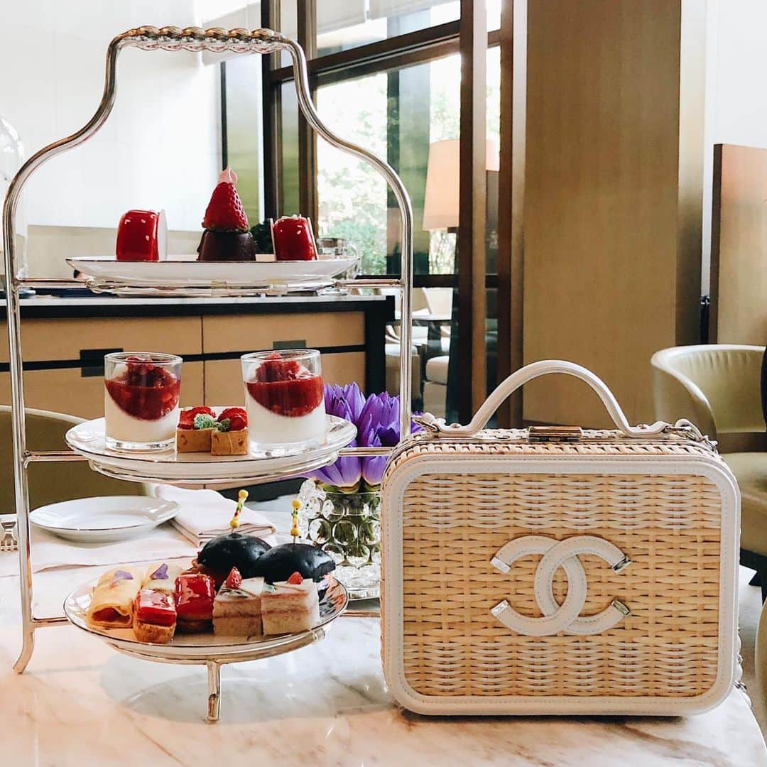 クリスティン・ウェイのインスタグラム：「Tuesday afternoon  #afternoontea  #chanel  #cwlife #rosewoodbeijing」