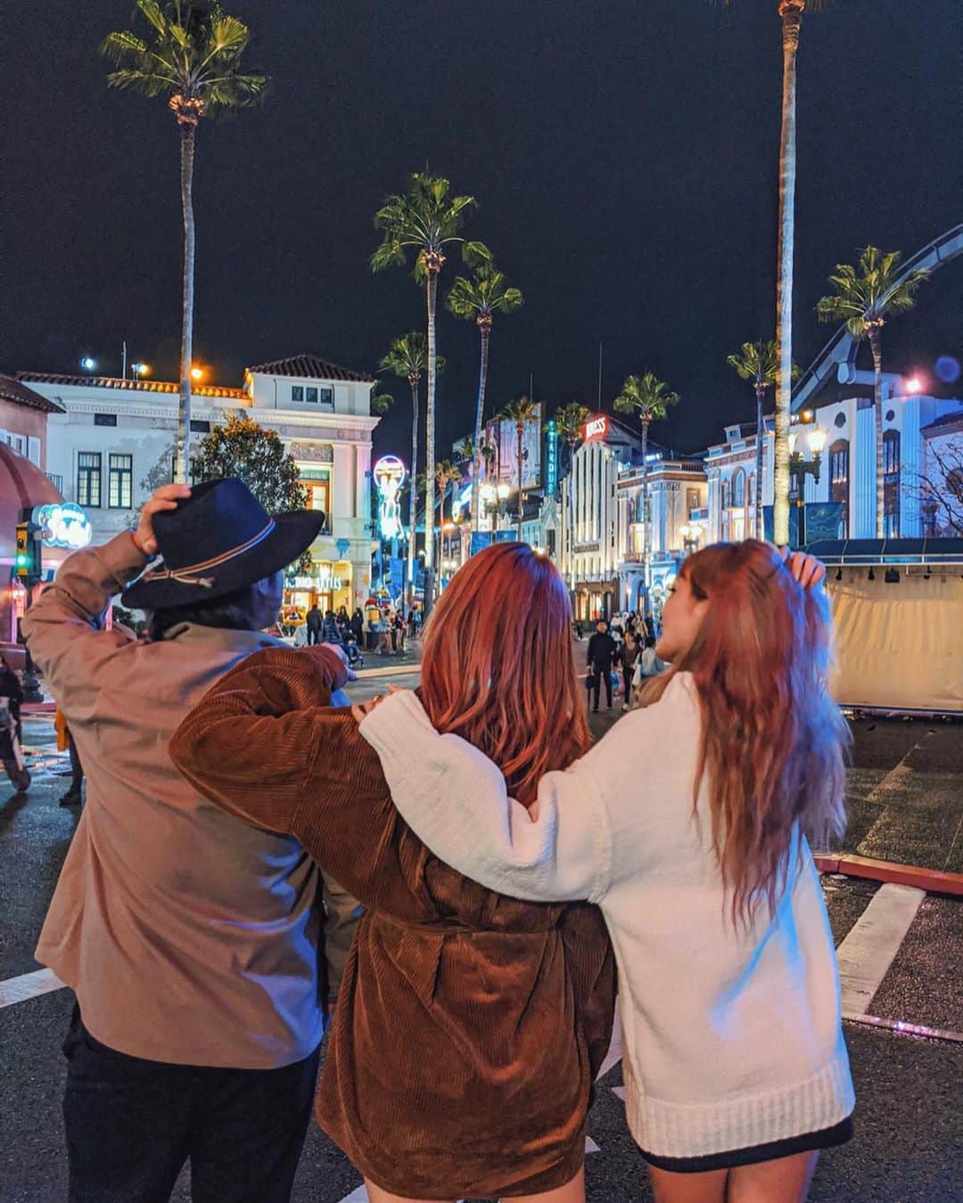 YOKOのインスタグラム：「ユニバ は夜もキレイ🌉✨ . 1日中食べて遊んで最高な思い出〜 てことでランダムに複数投稿！ るいあすありがとう💖 . .  #USJ#ユニバ#大阪#PR」