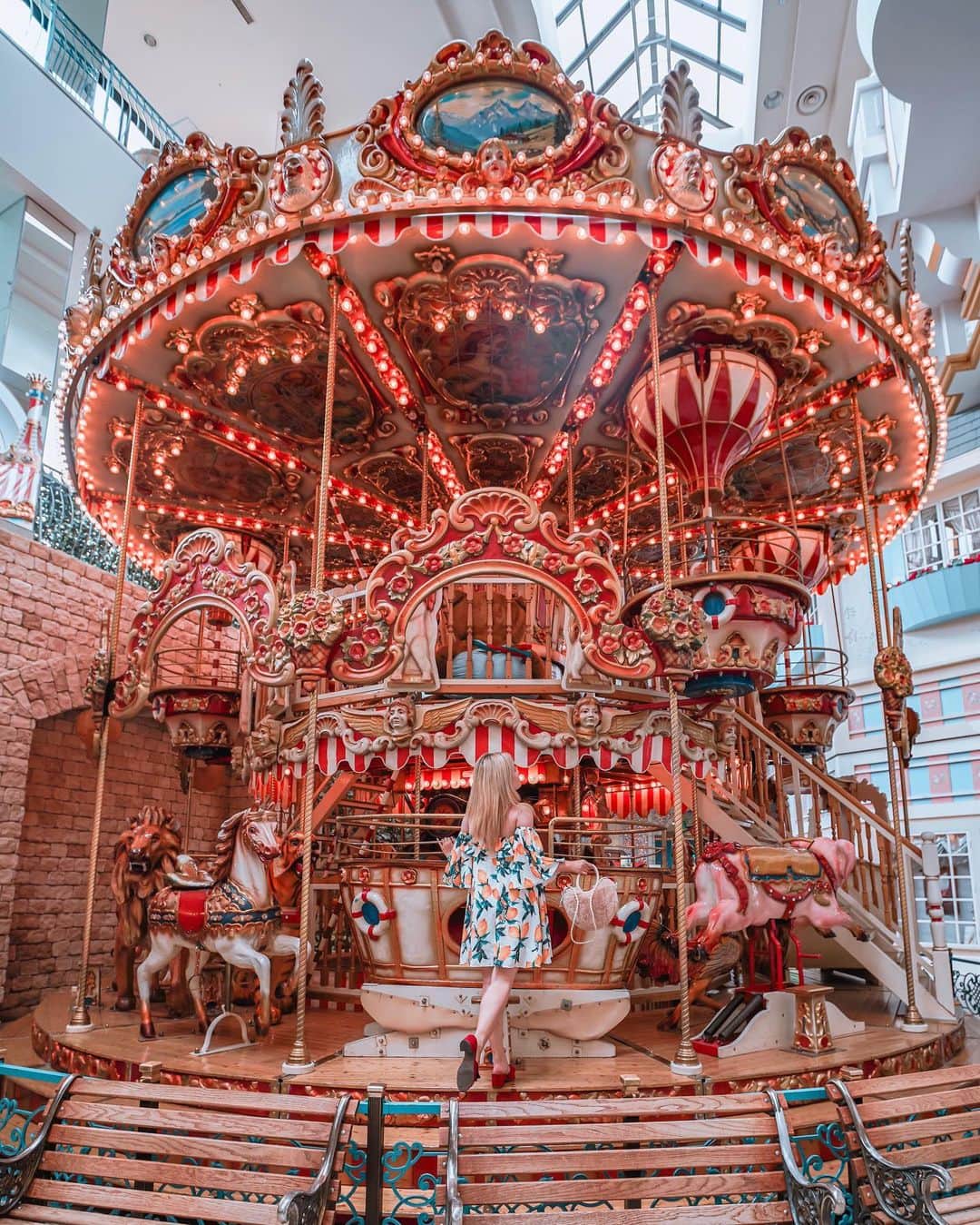 のインスタグラム：「Christmas Feed is coming. Who’s excited?? 😄 It’s definitely easier than Autumn feed because I live in the big city where a lot of illuminations are happening and the whole shopping areas are decorated with Christmas Lights and Trees 🥺💖」