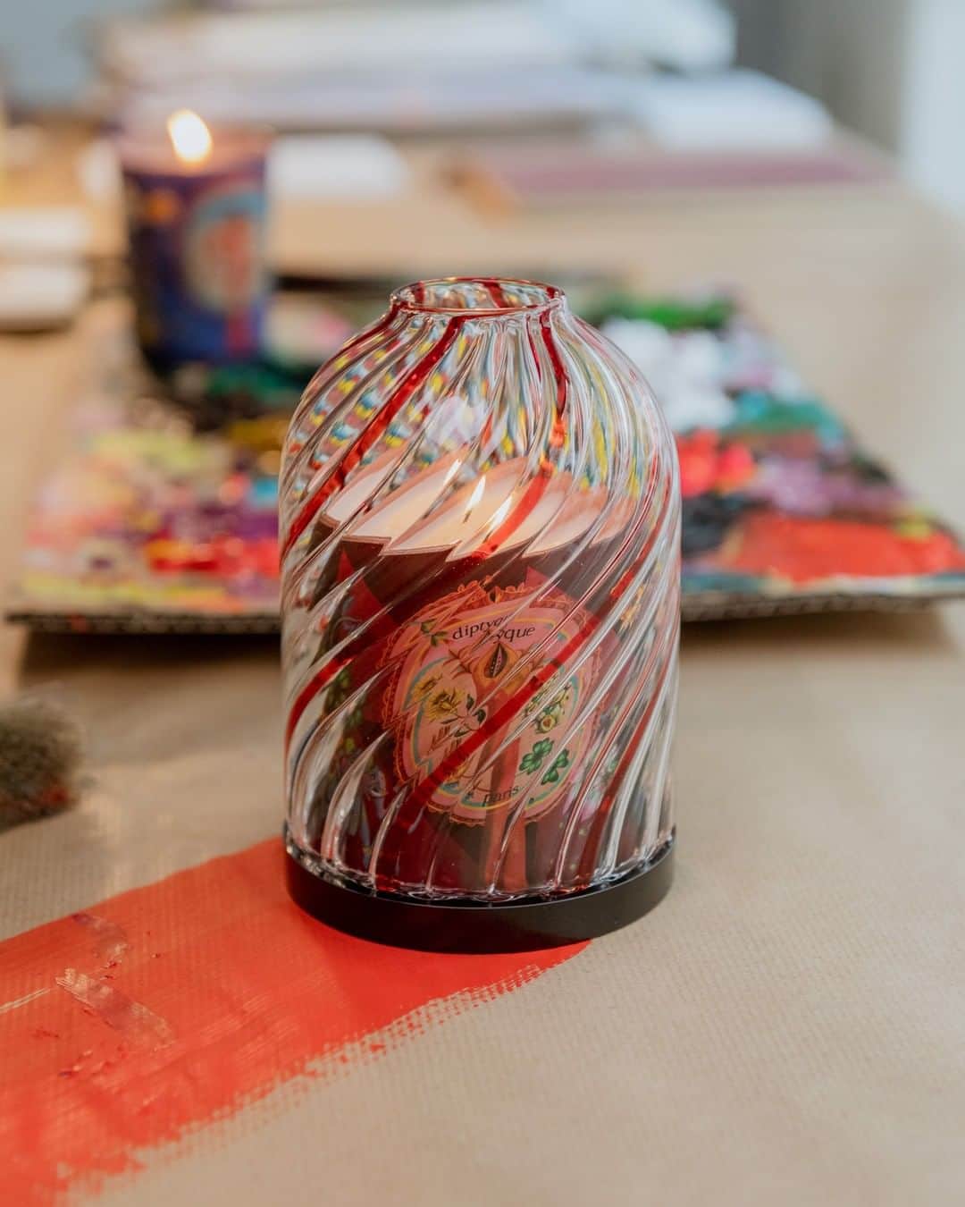 のインスタグラム：「A painted red carpet leading to our Lucky Flowers candle: did you know that the color red attracts virtues of invulnerability and promotes good mood? #diptyque #luckycharms #wintercollection #candleholder」