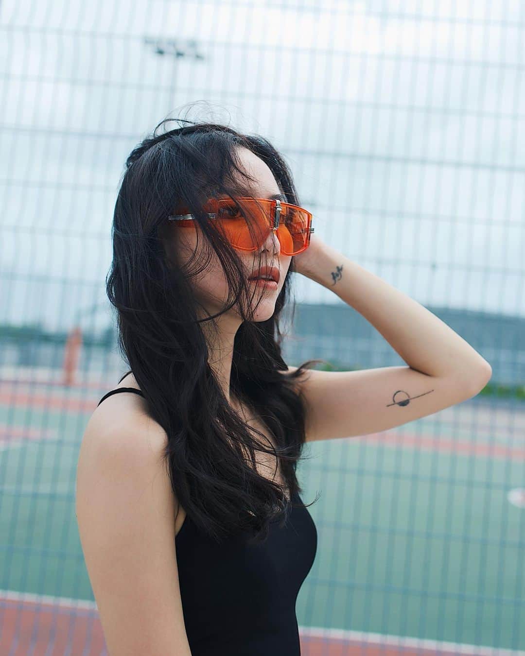 ソニアのインスタグラム：「Burnt my neck with my curling iron today and it was painful af (who can relate) - also the burn mark looks like a bear chomped on me 🐻  Meantime my eyewear obsession continues @ambush_official @gentlemonster @yoon_ambush 🔥🍊🧡」