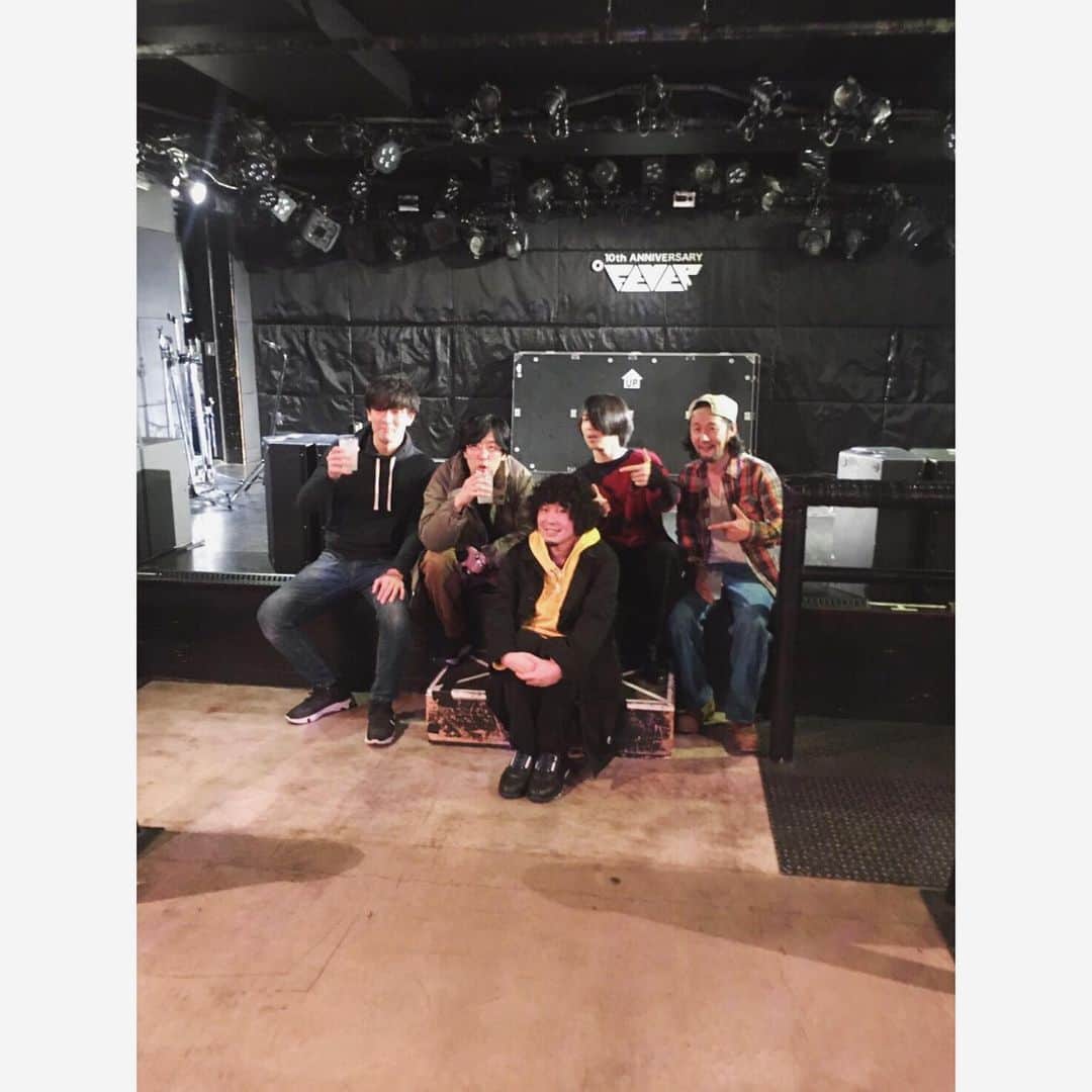 のインスタグラム：「昨日は新代田feverへホリエさんと荒井さんと五味さんと小林くんの弾語りに遊び行って図々しくも打上げまでお邪魔しました。  やっぱり歌とギターだけって究極だなー。 全員それぞれのカラーが出て本当に素晴らしかったです。  自分も今後は機会があったら弾語りやってみたいな。 今の経験値だったら昔より良い感じにやれそうな気がする。笑」