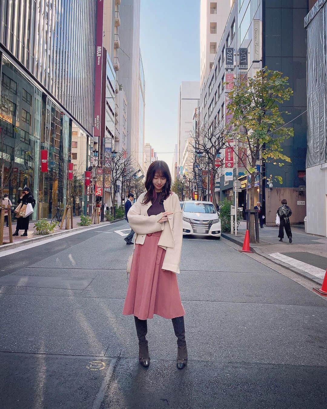柏木由紀さんのインスタグラム写真 - (柏木由紀Instagram)「. . 銀座の街にて🍂 最近ファッションの系統が 定まらないのです、、🤭💭 その日の気分で着たいものを着る！ あ、でも着る服は前日の夜に決めてます...。笑 . #snidel #prada」12月3日 20時13分 - yukikashiwagi_official