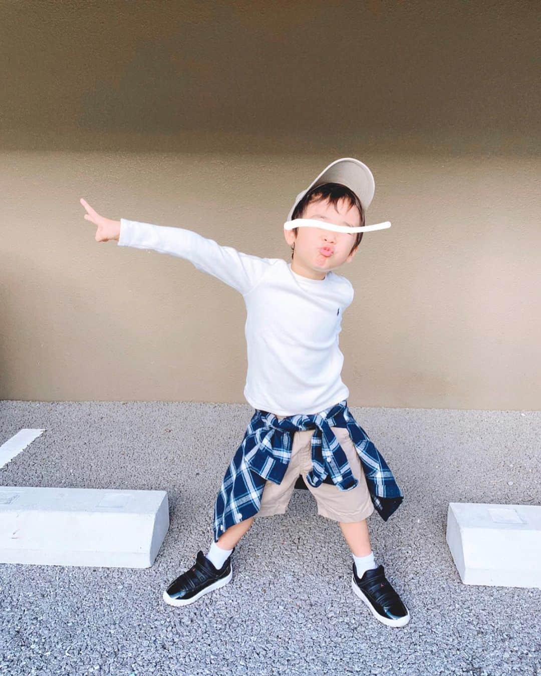のインスタグラム：「12月突入🌲﻿ あまりの早さにビックリ、、﻿ ﻿ やることリスト盛り沢山 …﻿ とりあえず大掃除頑張ろう🧼✨﻿ (洗濯物畳んだ後にしまうのが家事の中で一番嫌い♥︎w)﻿ ﻿ #いつかの息子ootd﻿ #私好みなコーデをチョイスしてくれた日﻿ #腰巻きがポイントらしいです☝🏻」