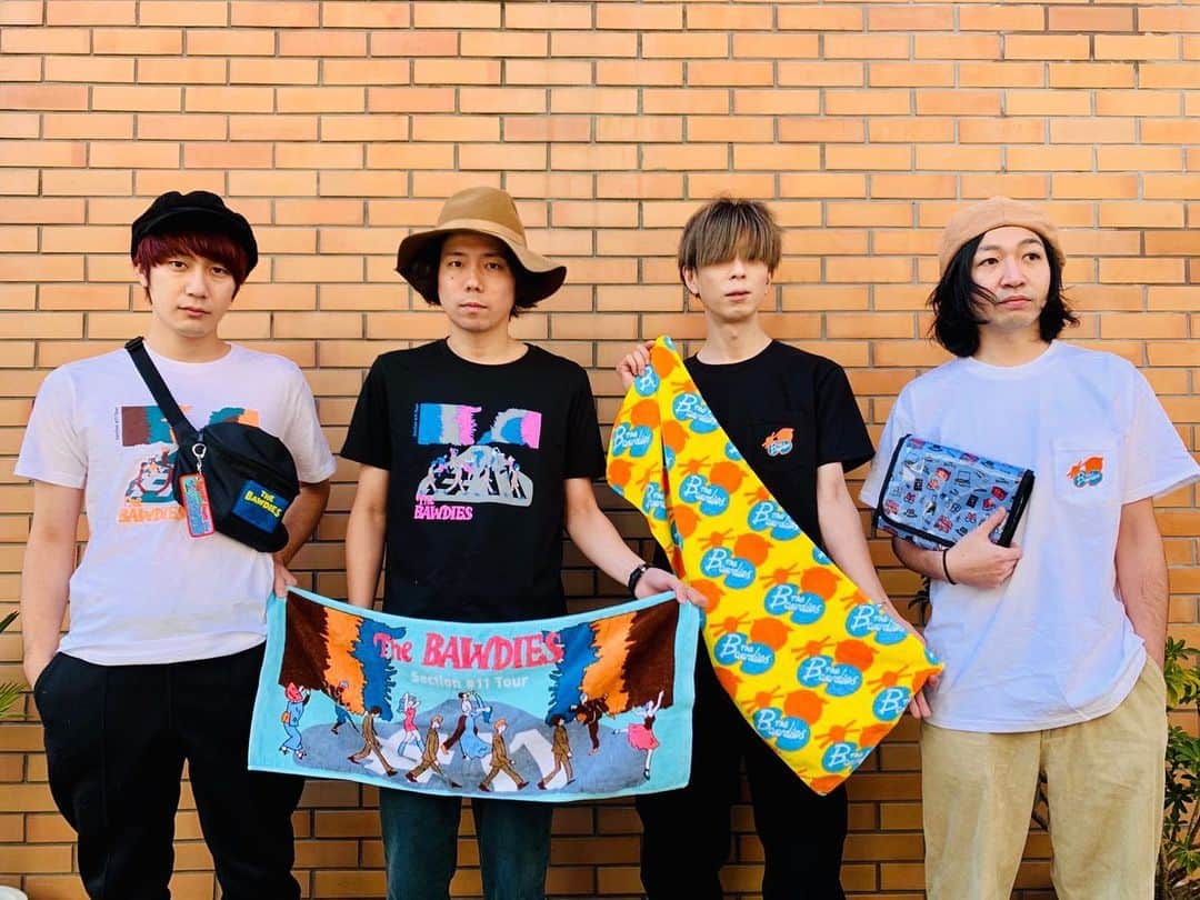 のインスタグラム：「ついに12月6日(金)渋谷 CLUB QUATTROから始まる 「Section #11 Tour」のNEW GOODS発表です！僕がプロデュースした「ORANGE DRUMMER」ポケットTシャツは、デザインを刺繍にしてポケットに付けました。今回もTA-1くんとコラボさせてもらいました！ そしてTAXMANプロデュース「Section #11 Tour」シリーズは定番のToyamegコラボ！ 着用サイズはROY、TAXMAN着用サイズ：L MARCY、JIM着用サイズ：Mになります。 更にROYプロデュース「LOOK UP TO THE STARS」には新たにボディバッグがラインナップ！ 更に更に！JIM渾身！描き下ろしデザインの織りキーホルダーも！ by marcy #bawdies #section11 #新グッズ」